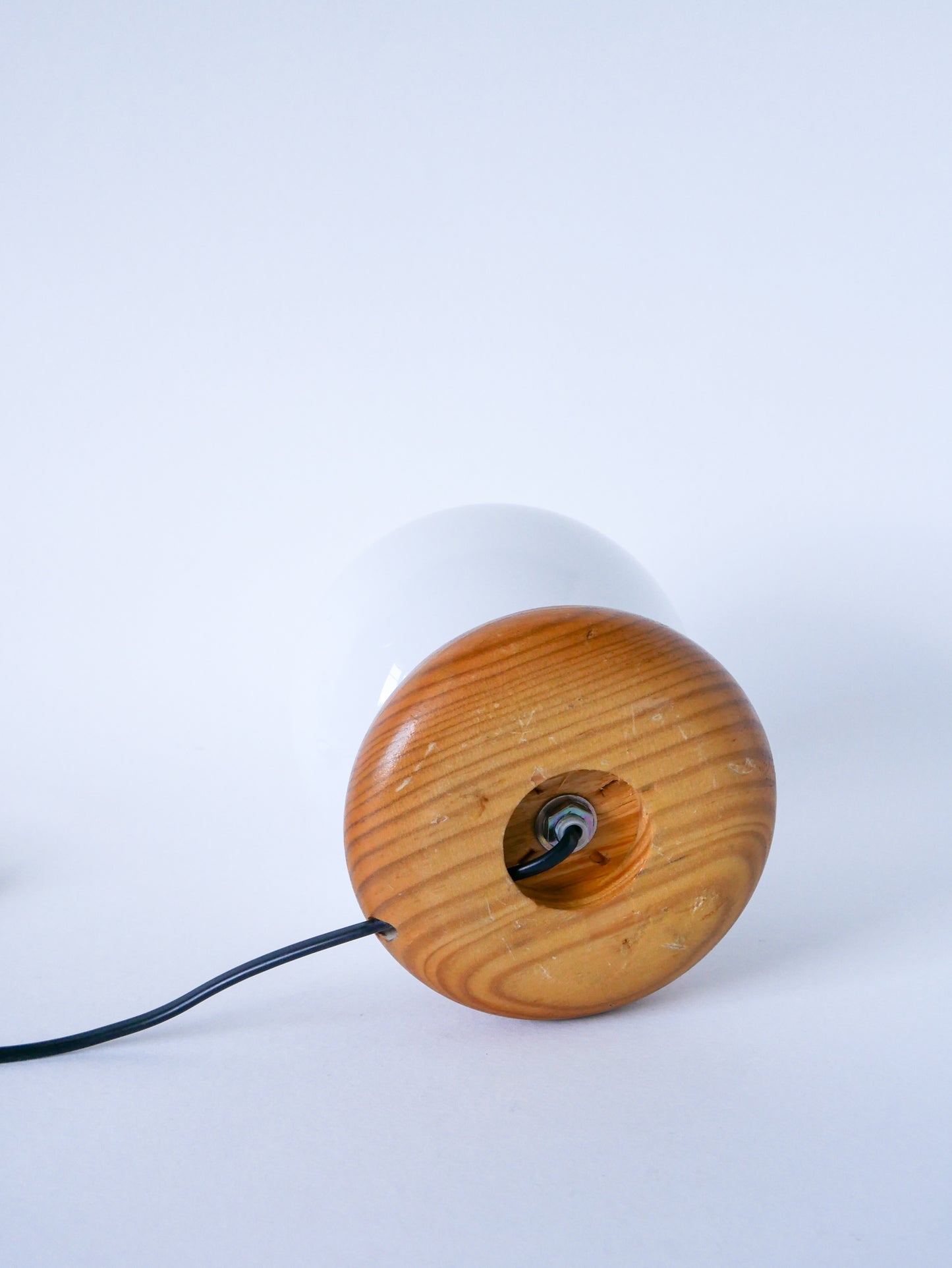 Lampe à poser boule en opaline et support en pin, 1980