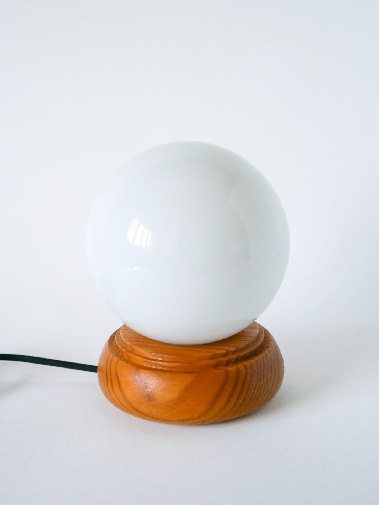 Lampe à poser boule en opaline et support en pin, 1980