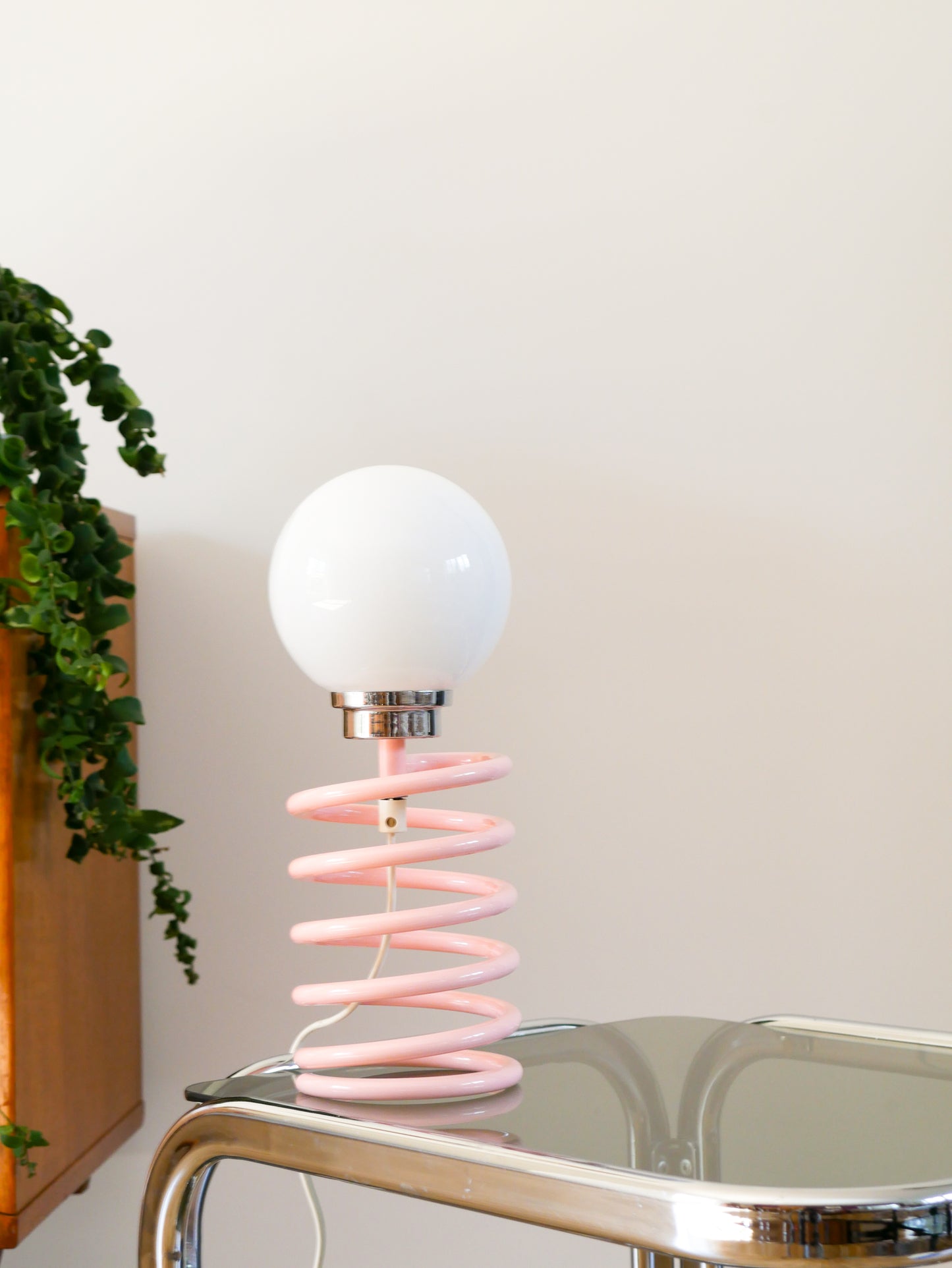 Lampe ressort Ingo Maurer, Rose bonbon, globe opalin, 1970