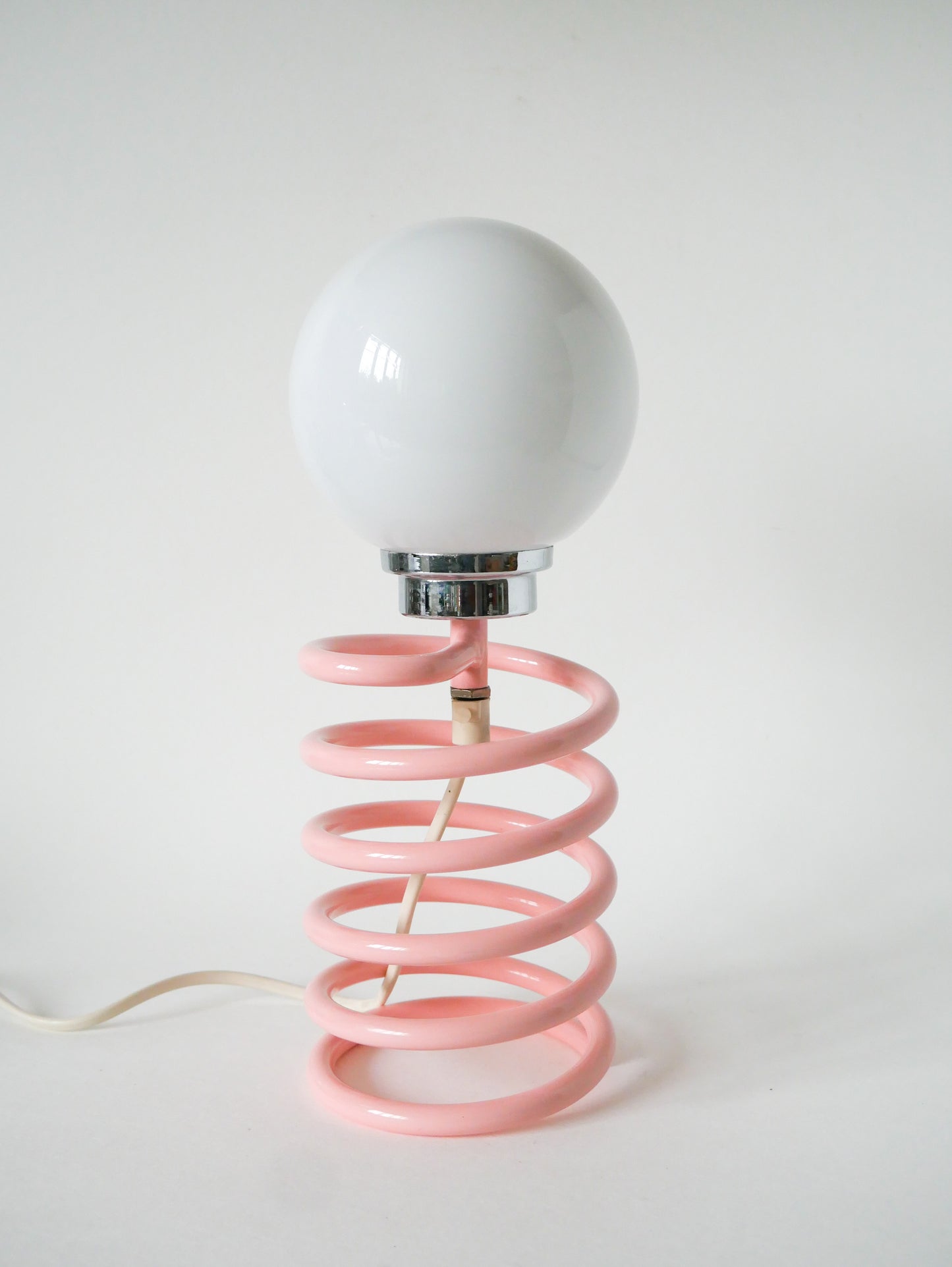 Lampe ressort Ingo Maurer, Rose bonbon, globe opalin, 1970