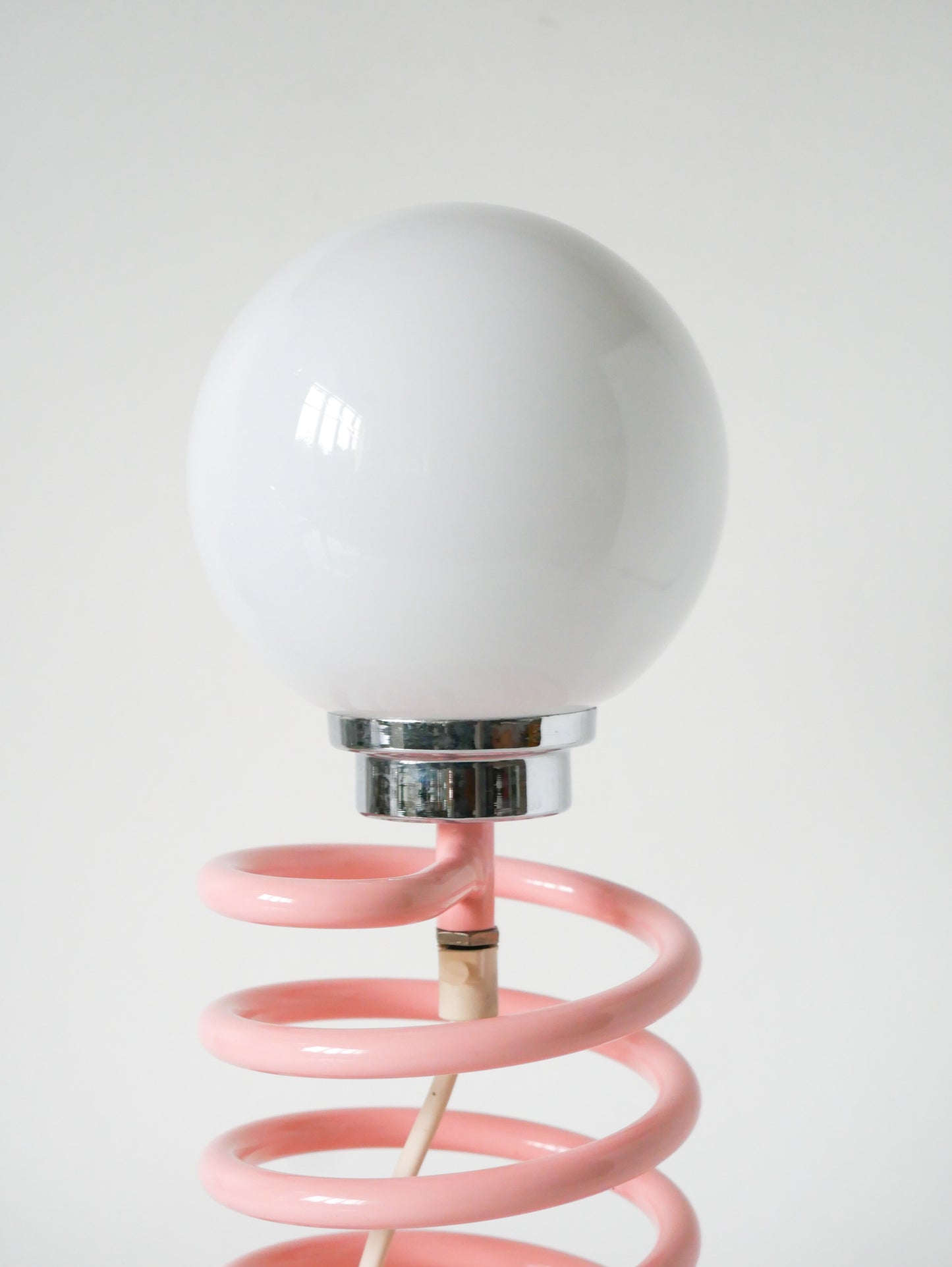 Lampe ressort Ingo Maurer, Rose bonbon, globe opalin, 1970