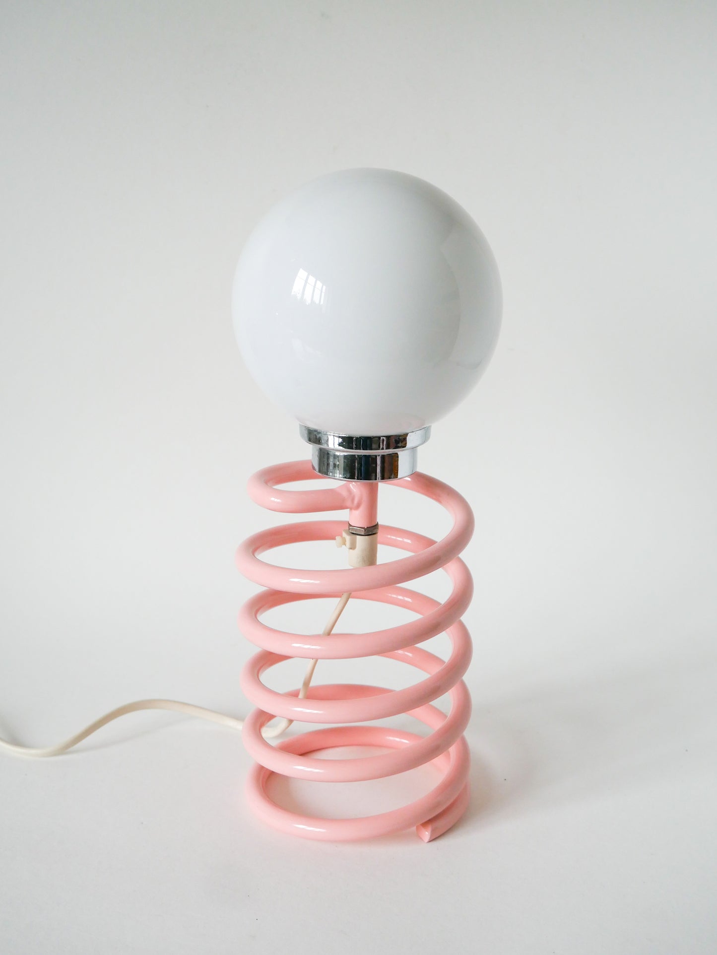 Lampe ressort Ingo Maurer, Rose bonbon, globe opalin, 1970