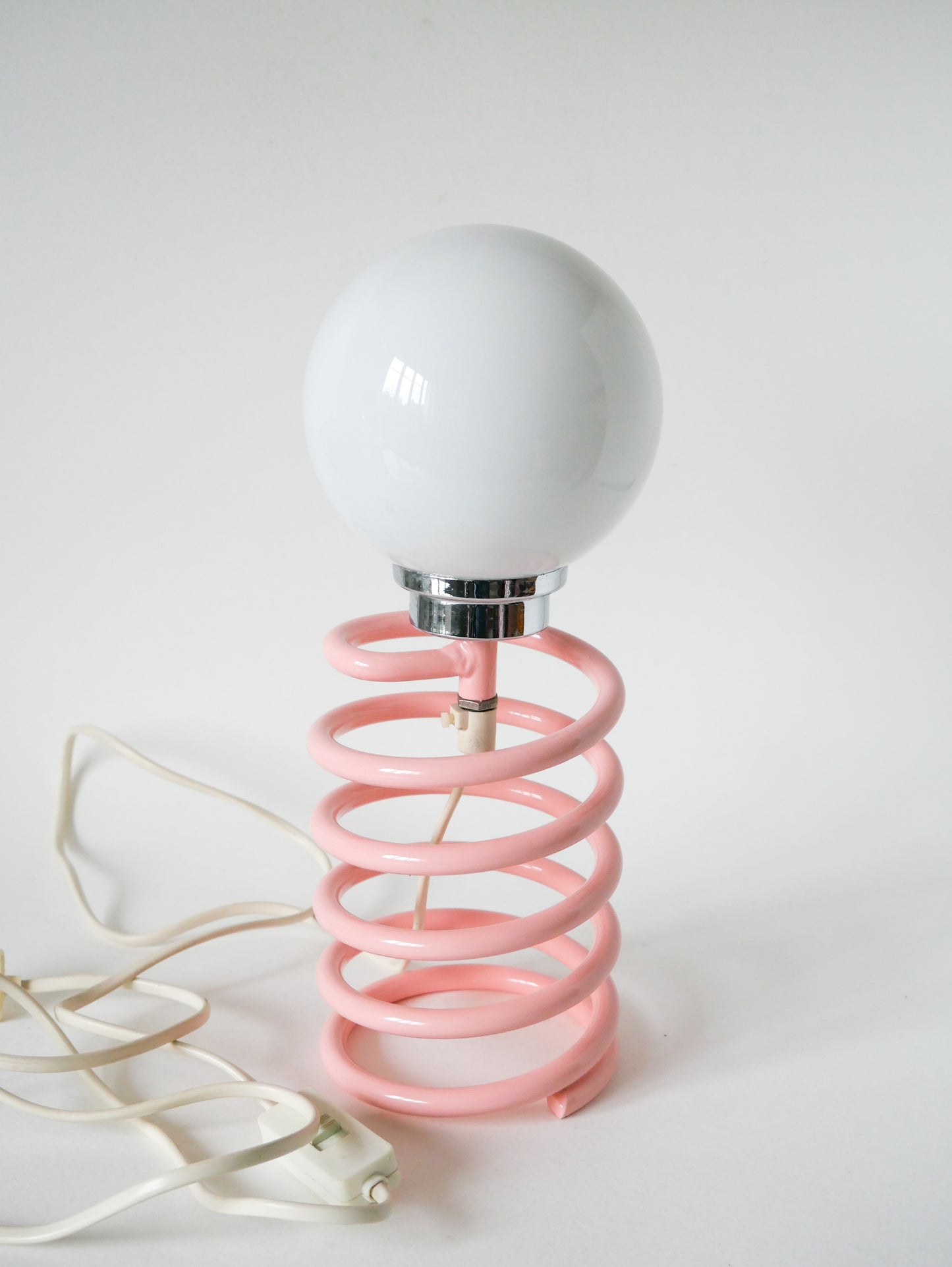 Lampe ressort Ingo Maurer, Rose bonbon, globe opalin, 1970