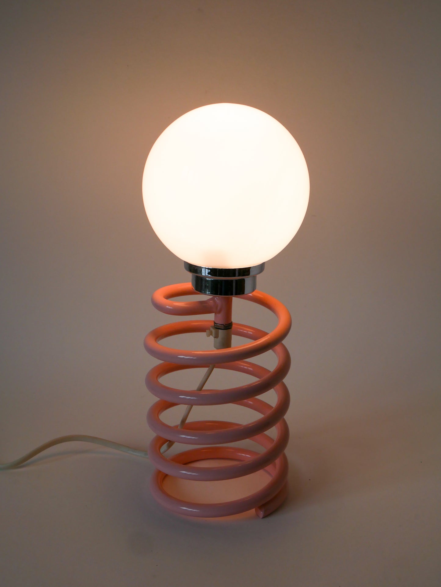 Lampe ressort Ingo Maurer, Rose bonbon, globe opalin, 1970