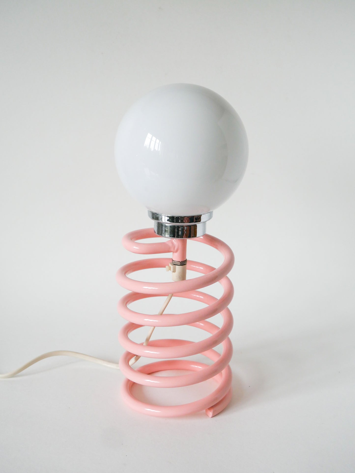 Lampe ressort Ingo Maurer, Rose bonbon, globe opalin, 1970