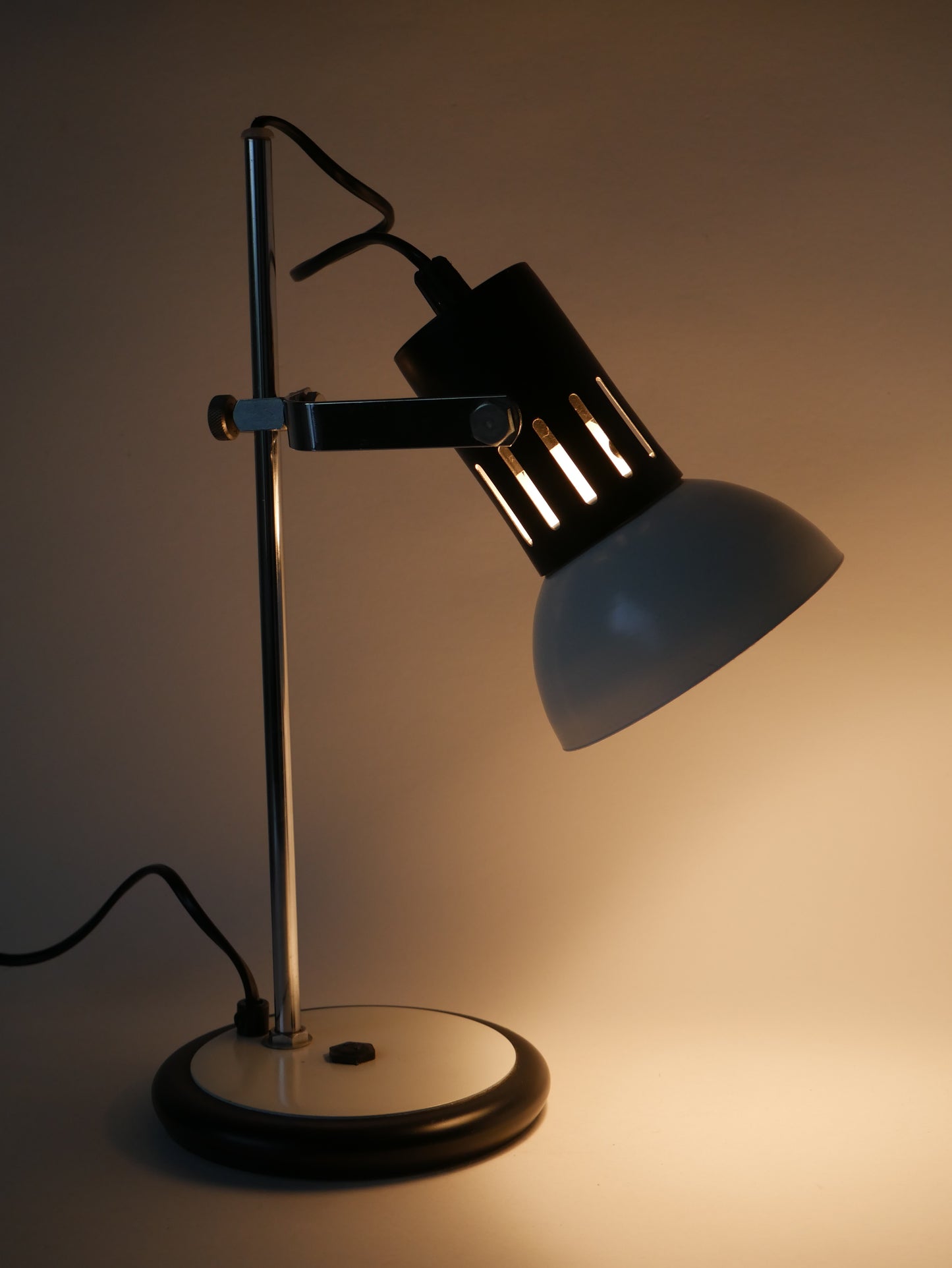 Lampe de bureau articulée en métal laqué blanc, pivotante, Design, 1970