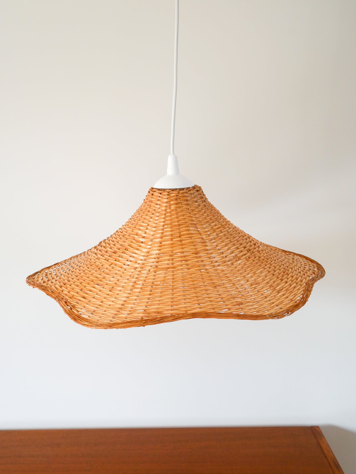 Suspension lotus en rotin et bambou scandinave beige 1970