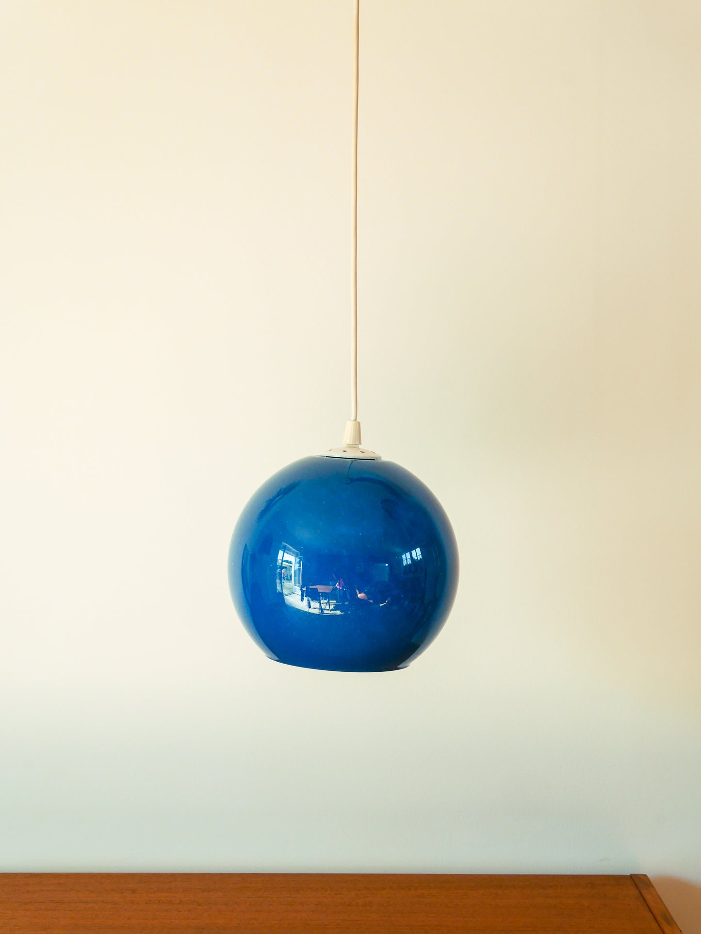 Suspension sphérique en opaline Bleu roi Design 1970