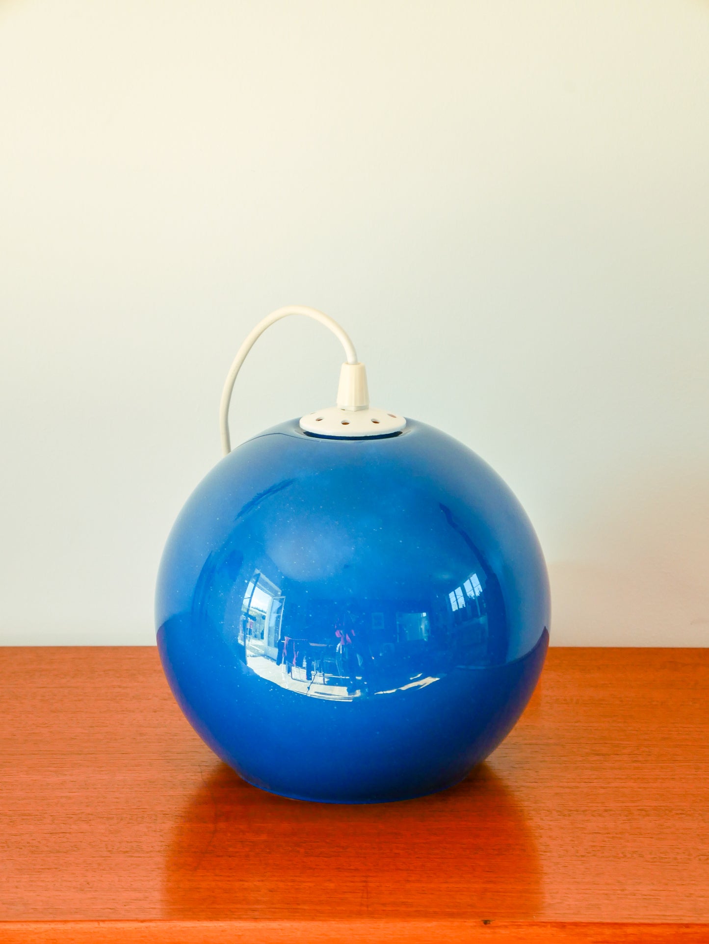 Suspension sphérique en opaline Bleu roi Design 1970