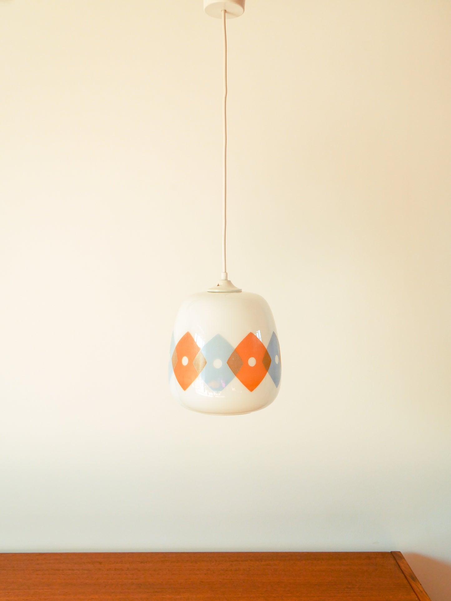 Suspension en opaline blanche à motifs géométriques Orange et Bleu Design, 1970