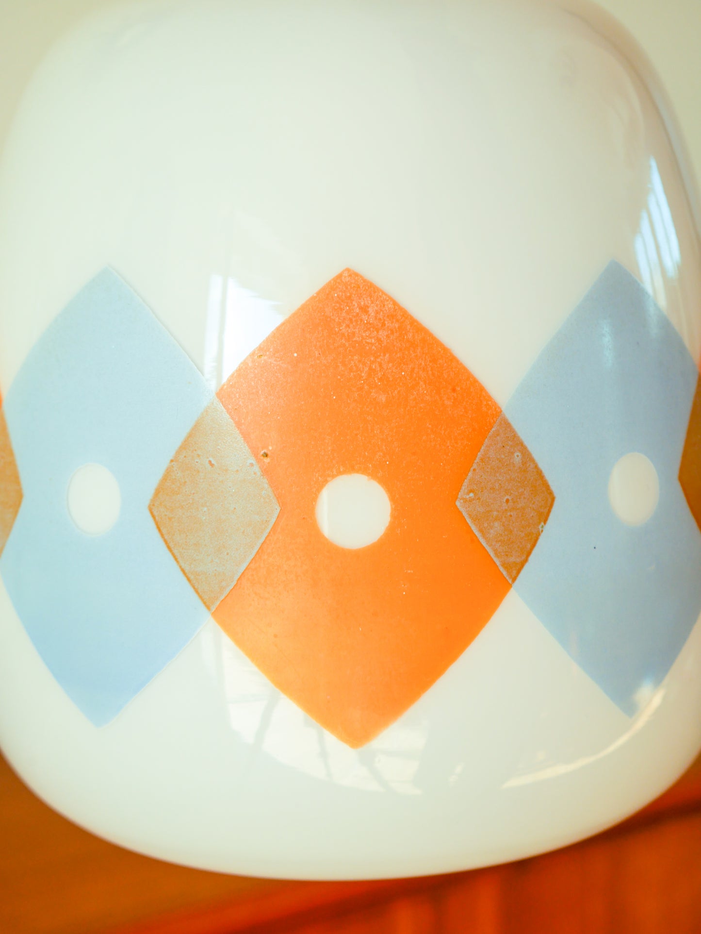 Suspension en opaline blanche à motifs géométriques Orange et Bleu Design, 1970