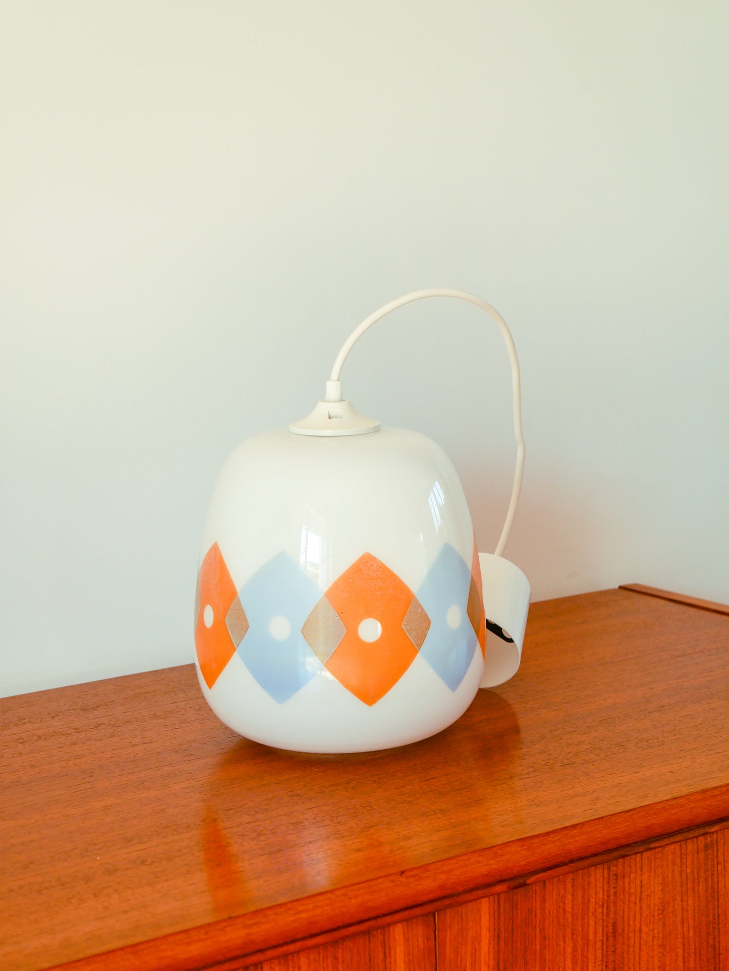 Suspension en opaline blanche à motifs géométriques Orange et Bleu Design, 1970