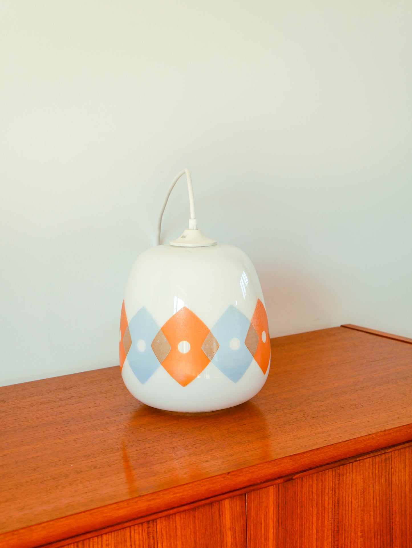 Suspension en opaline blanche à motifs géométriques Orange et Bleu Design, 1970