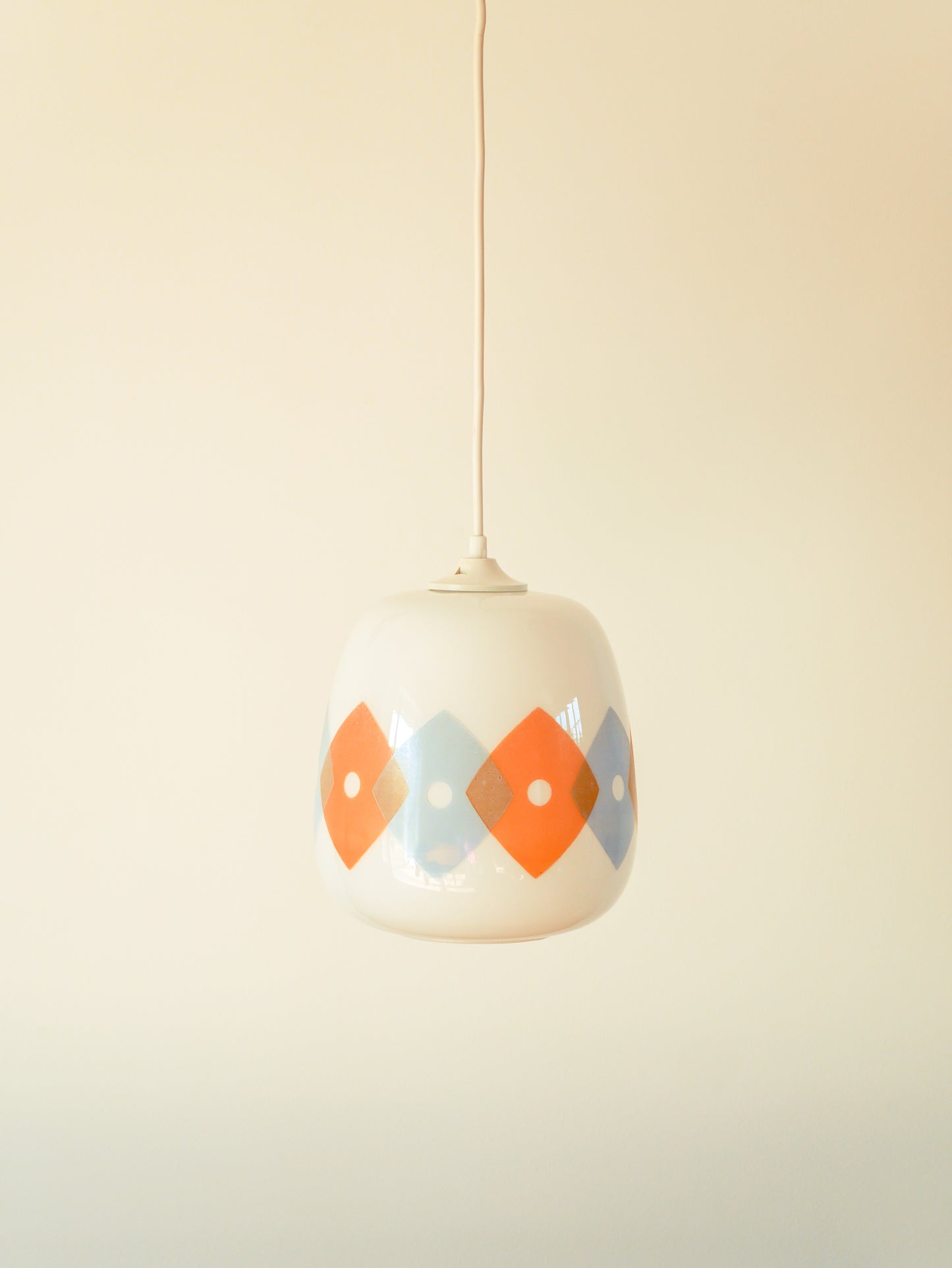 Suspension en opaline blanche à motifs géométriques Orange et Bleu Design, 1970