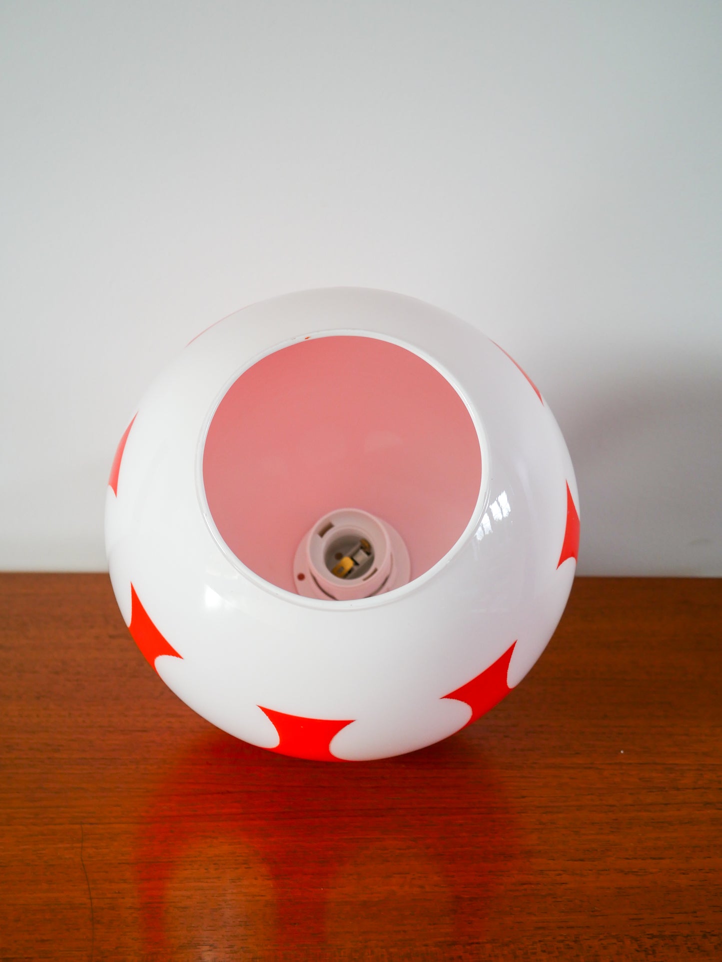 Suspension en opaline ronde bicolore Orange / Rouge et Blanc géométrique Design, 1970