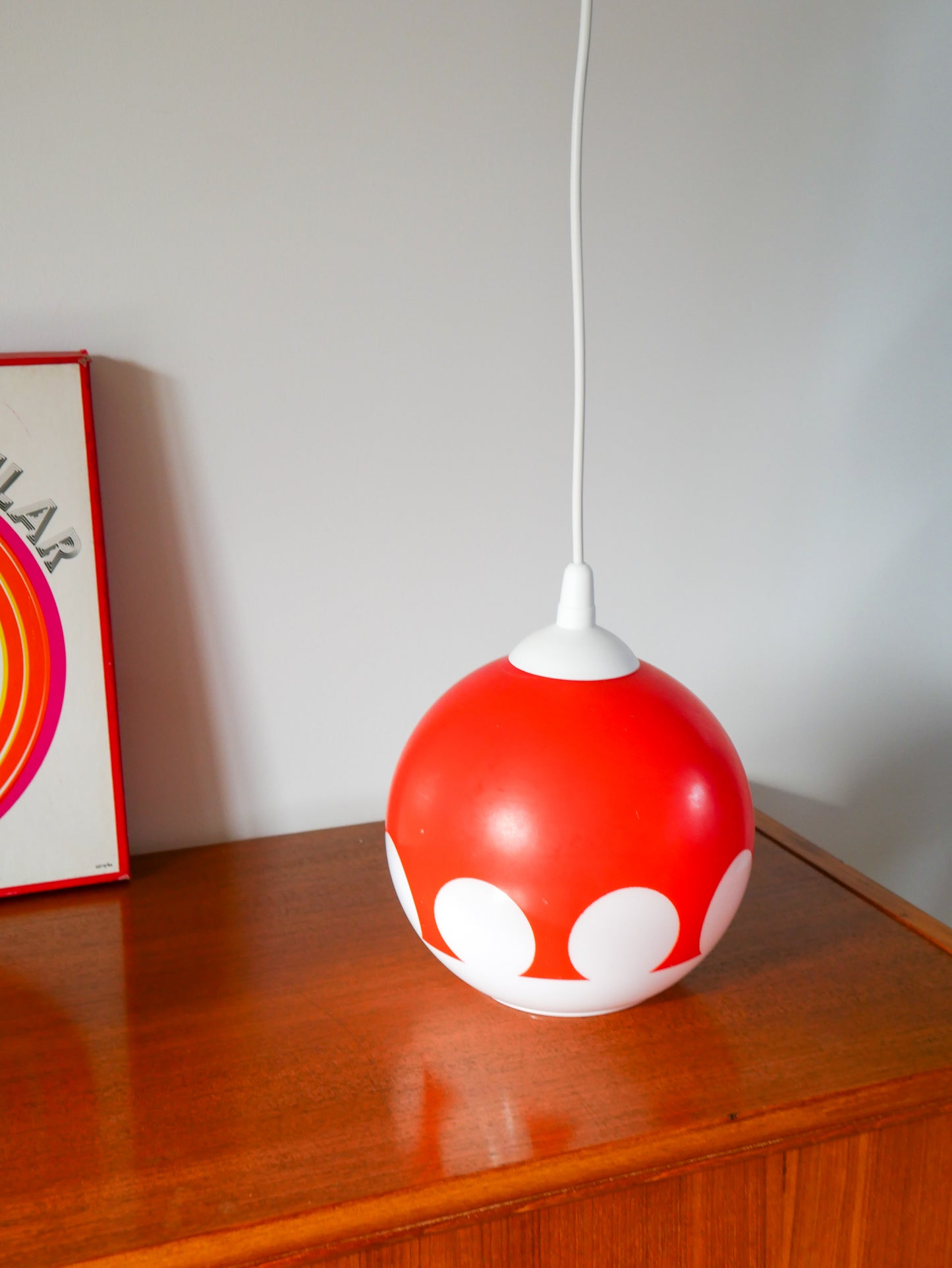 Suspension en opaline ronde bicolore Orange / Rouge et Blanc géométrique Design, 1970