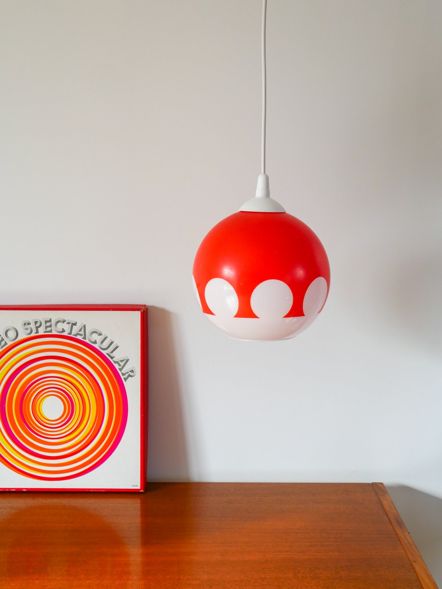 Suspension en opaline ronde bicolore Orange / Rouge et Blanc géométrique Design, 1970