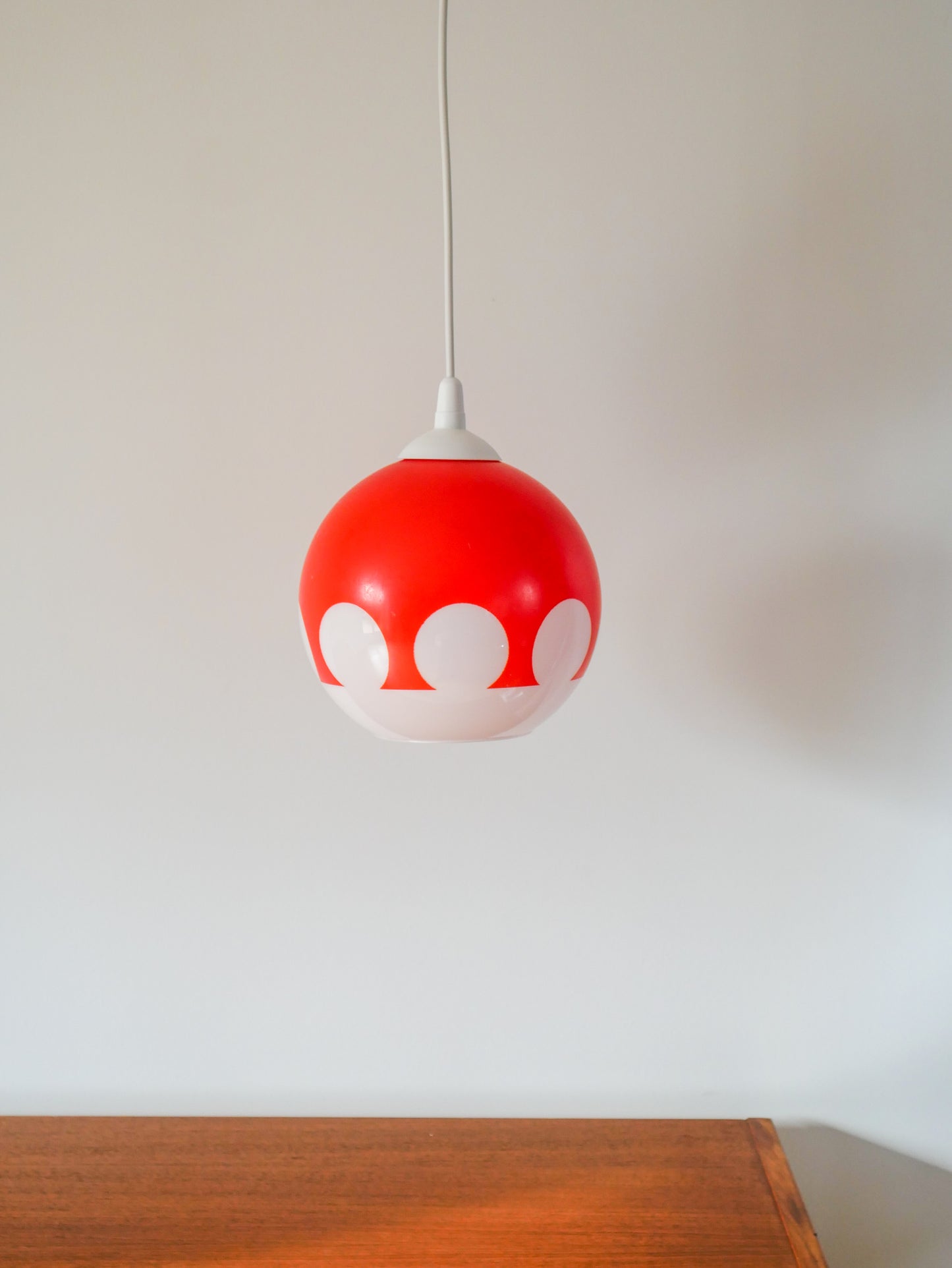 Suspension en opaline ronde bicolore Orange / Rouge et Blanc géométrique Design, 1970