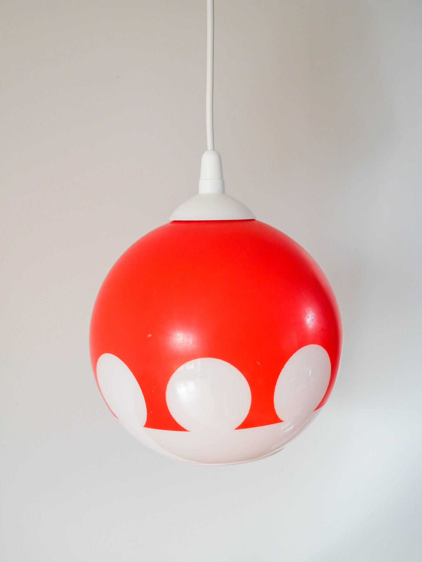 Suspension en opaline ronde bicolore Orange / Rouge et Blanc géométrique Design, 1970