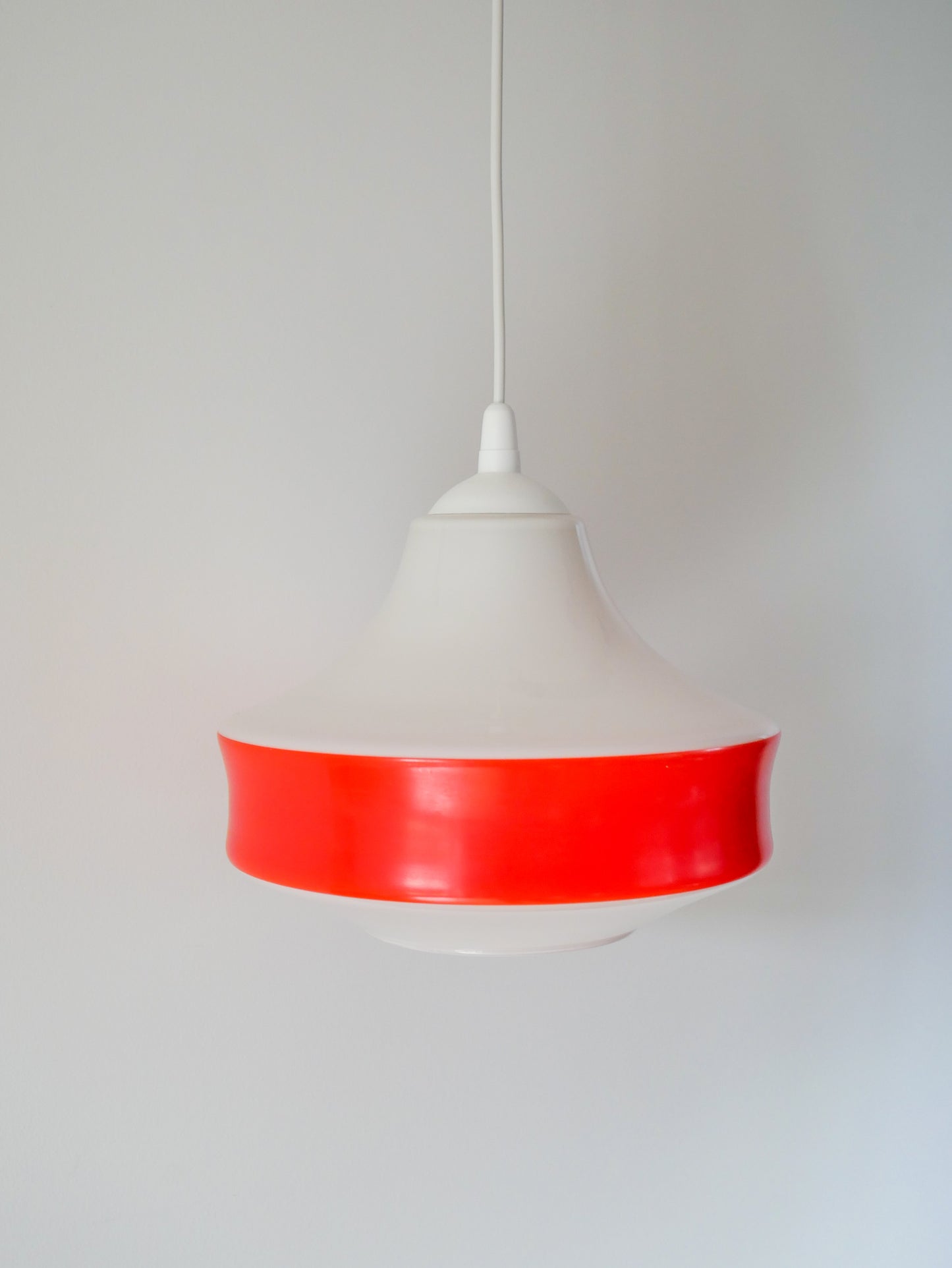 Suspension en opaline bicolore Orange / Rouge et Blanc Design, 1970