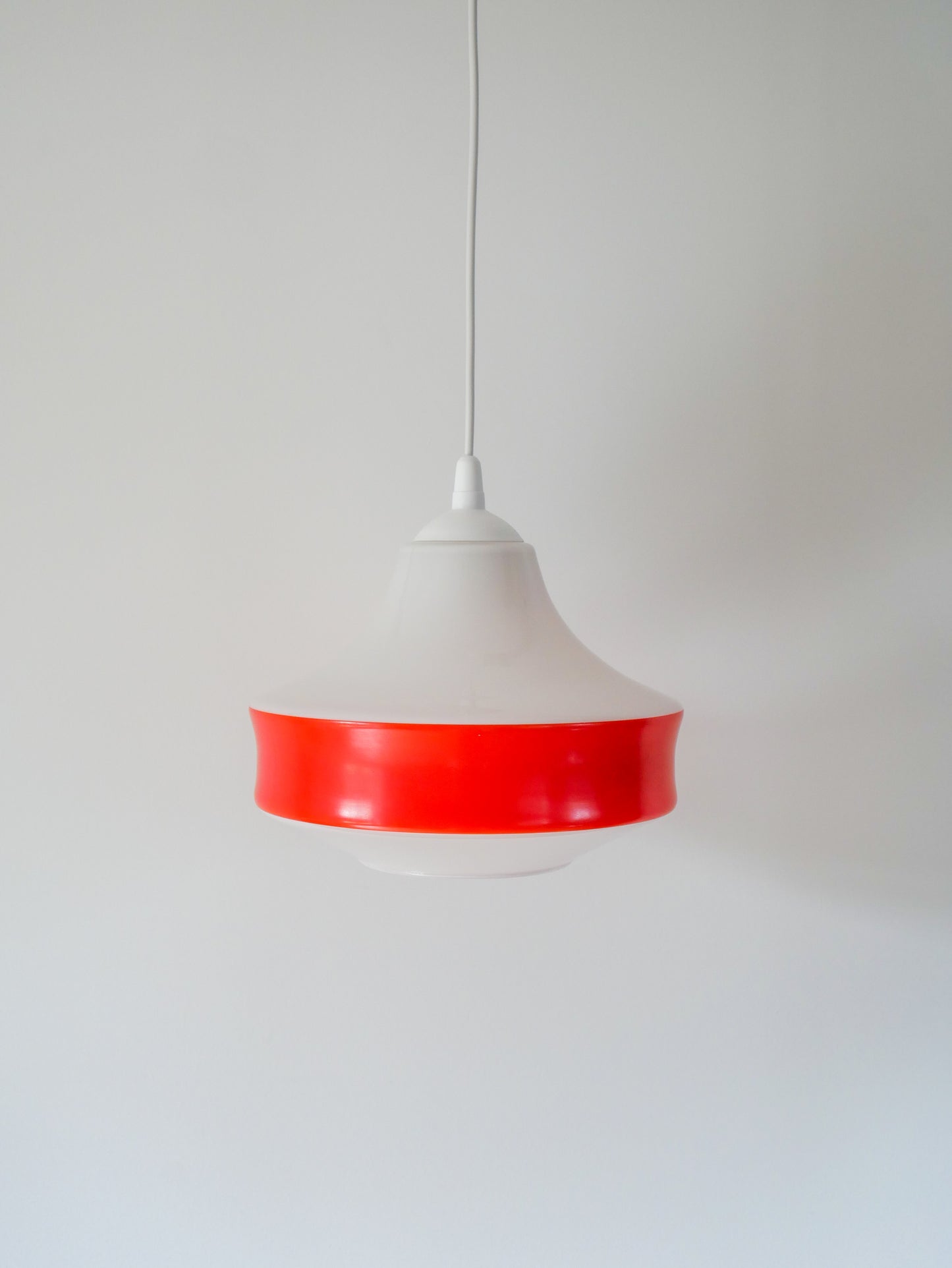 Suspension en opaline bicolore Orange / Rouge et Blanc Design, 1970