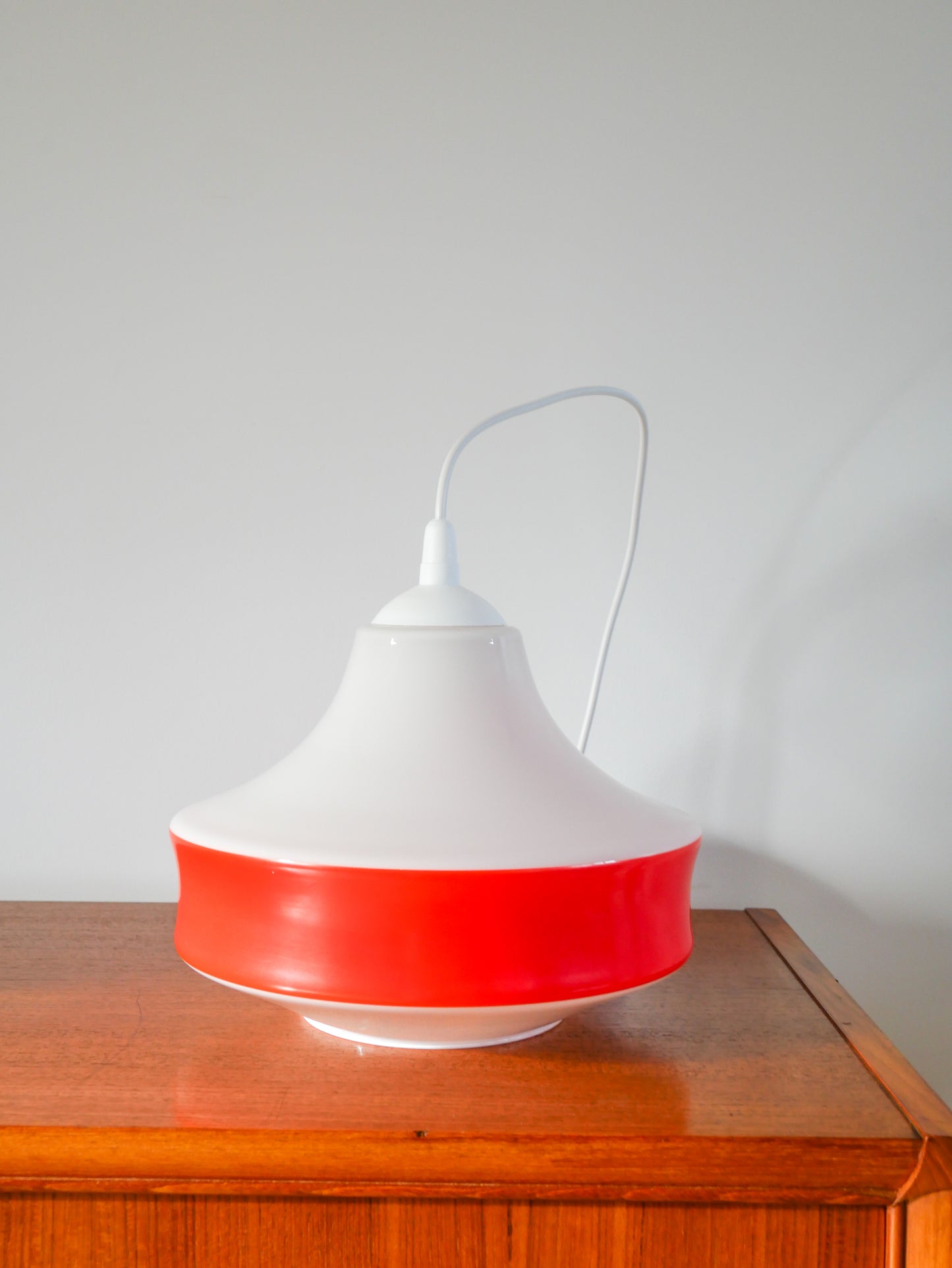 Suspension en opaline bicolore Orange / Rouge et Blanc Design, 1970