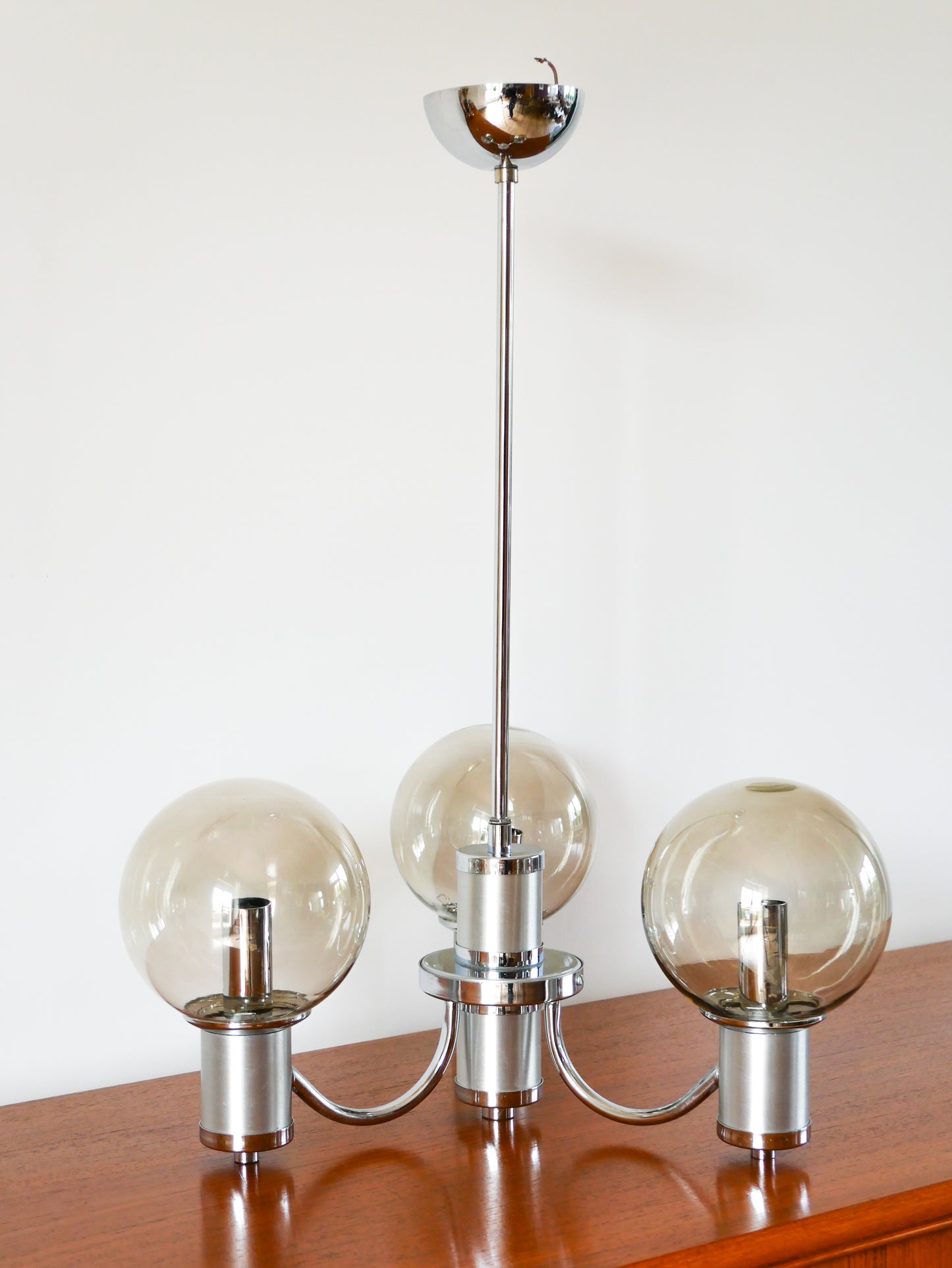 Lustre trois branches, en chrome et globes en verre fumé, Design, 1970