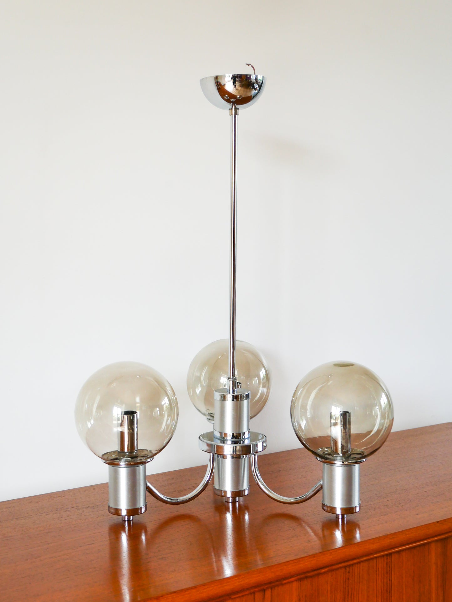 Lustre trois branches, en chrome et globes en verre fumé, Design, 1970