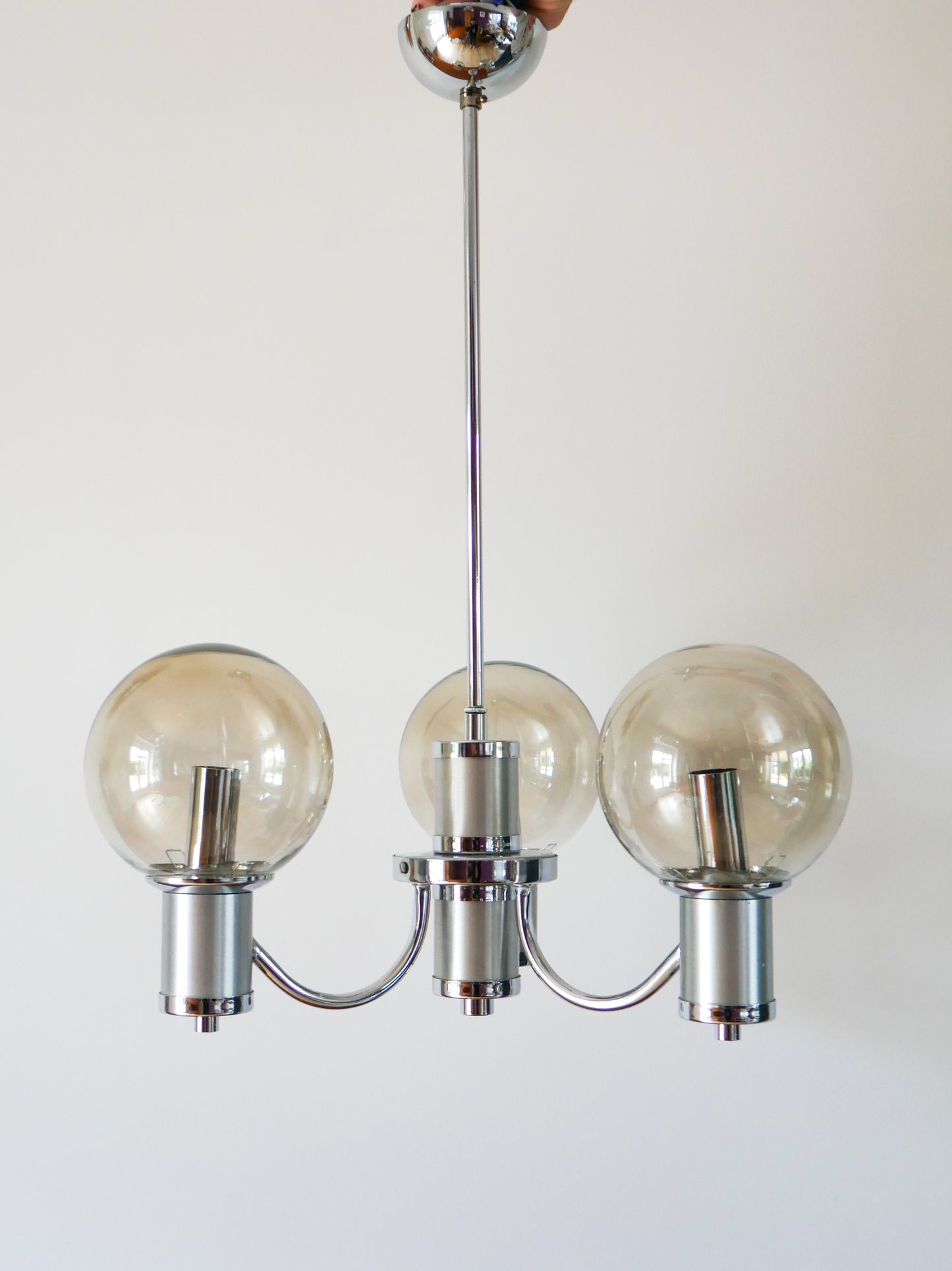 Lustre trois branches, en chrome et globes en verre fumé, Design, 1970