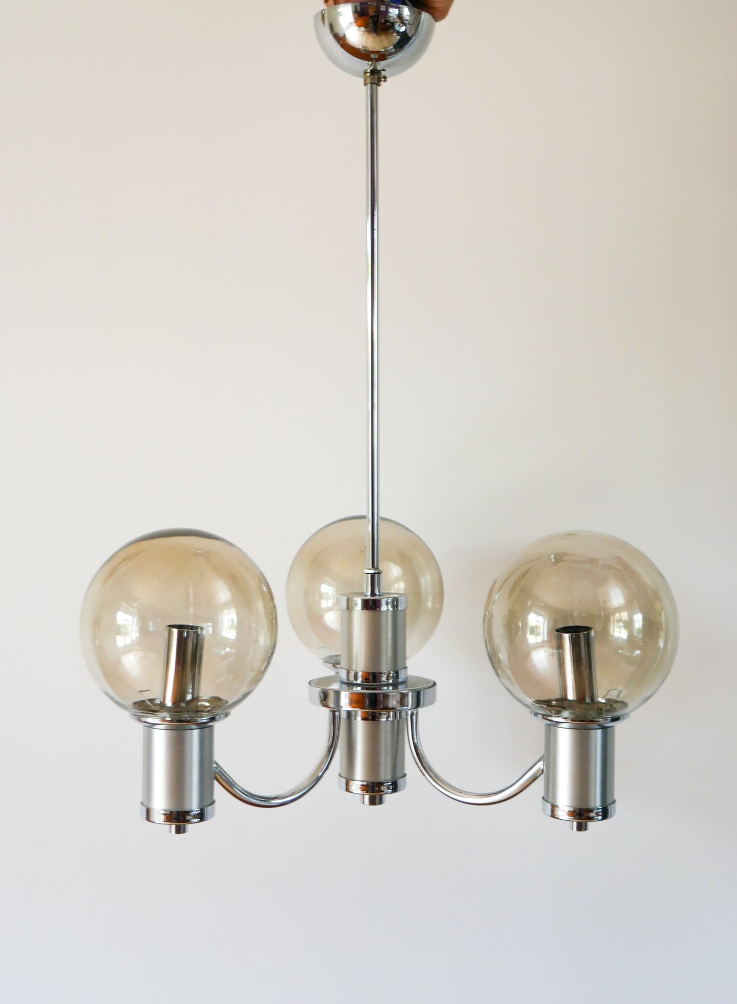 Lustre trois branches, en chrome et globes en verre fumé, Design, 1970