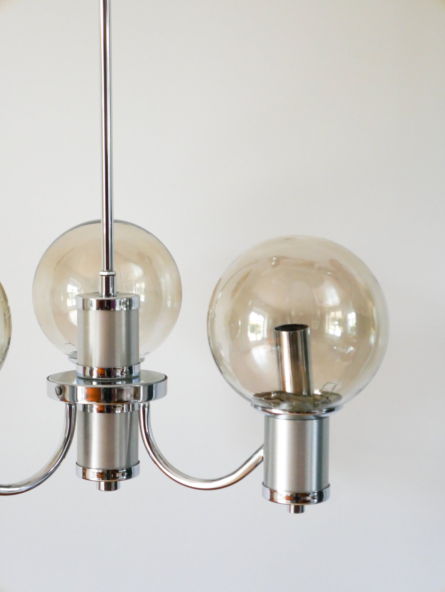 Lustre trois branches, en chrome et globes en verre fumé, Design, 1970