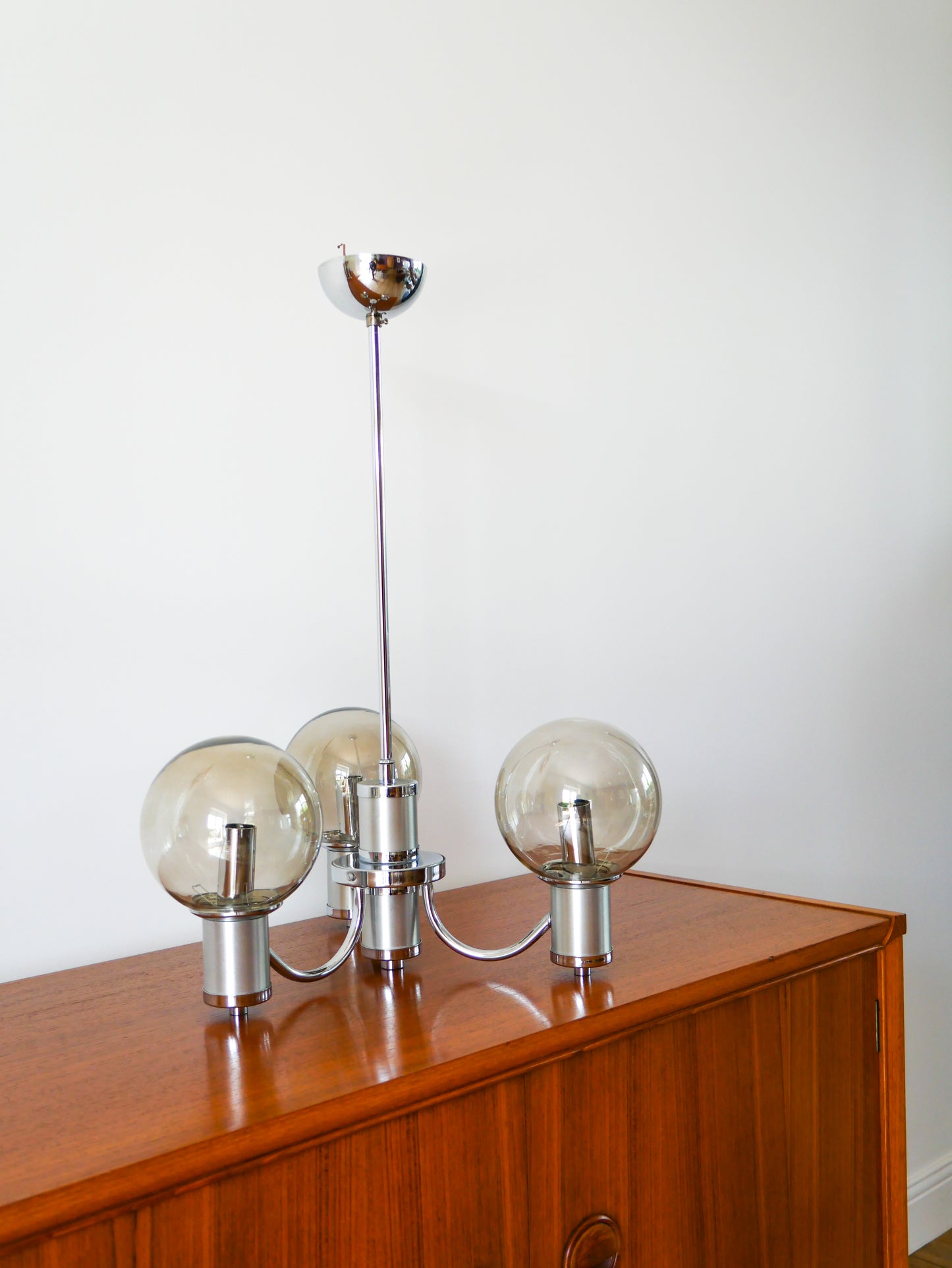 Lustre trois branches, en chrome et globes en verre fumé, Design, 1970