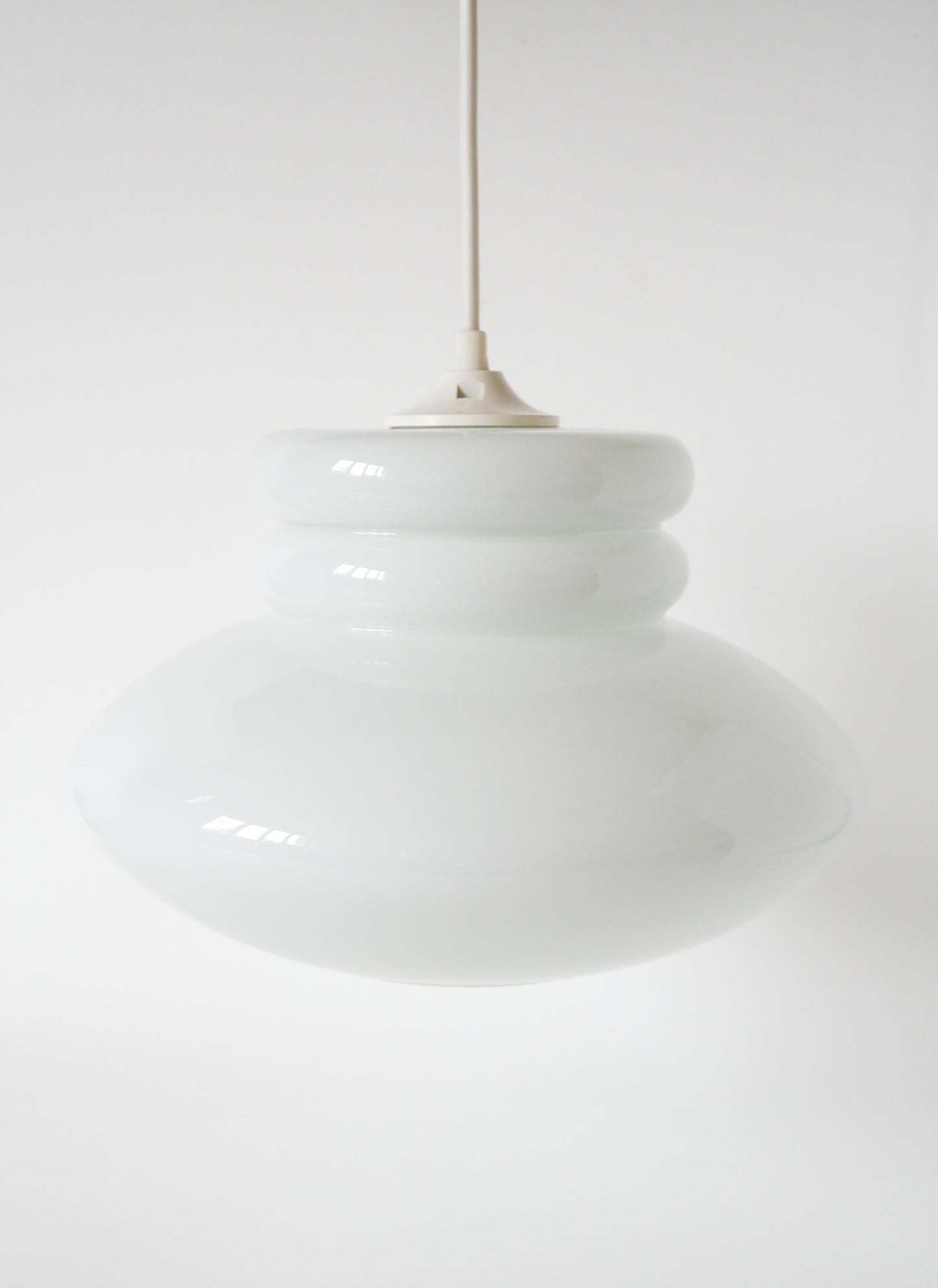 Suspension en opaline blanche, Design, 1970