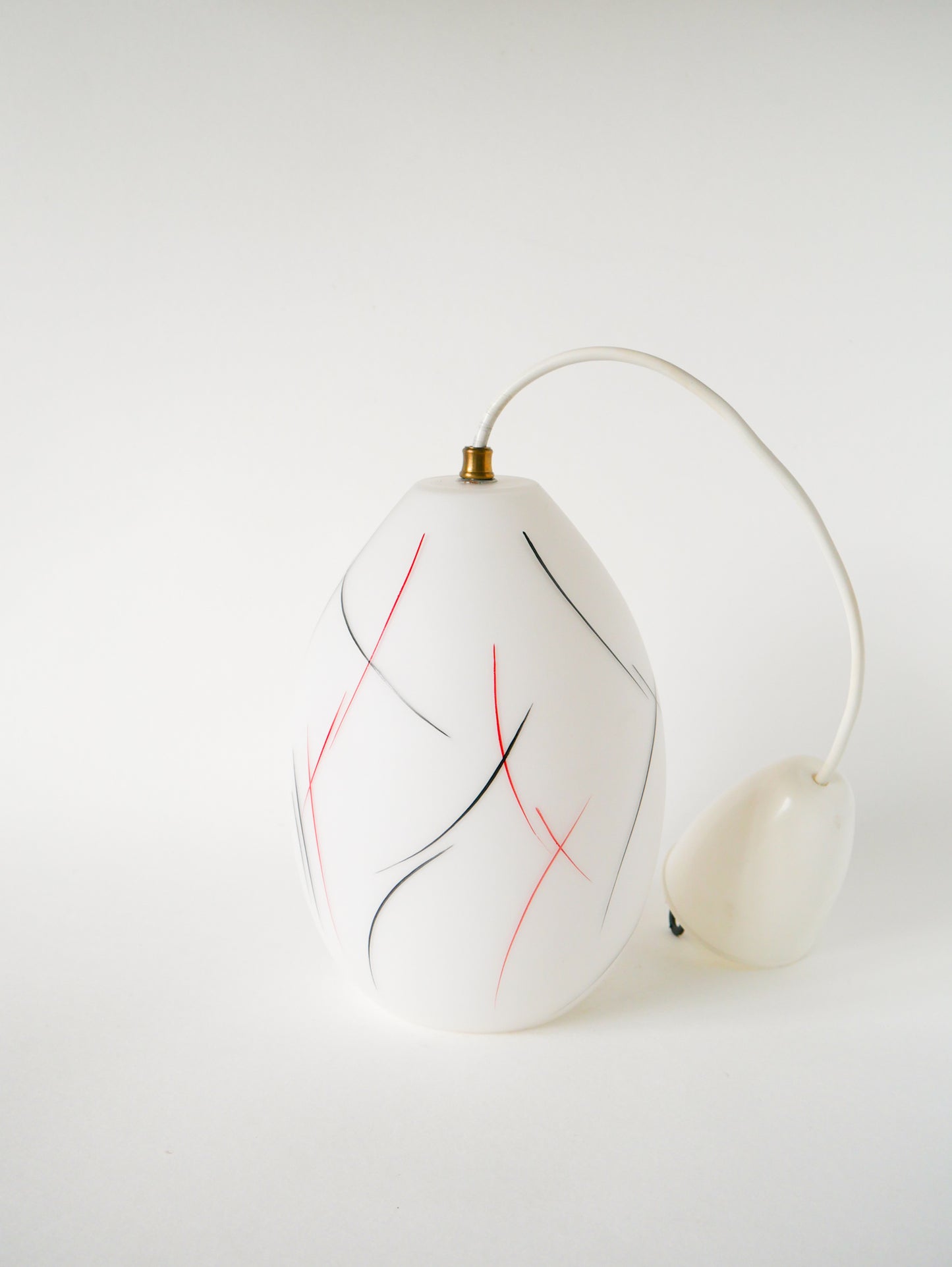 Suspension ovale en opaline Mat, formes libres, Blanc Noir et Rouge, Design Scandinave, 1960