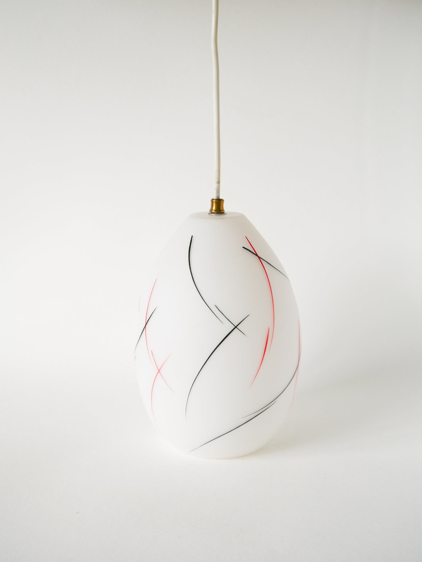 Suspension ovale en opaline Mat, formes libres, Blanc Noir et Rouge, Design Scandinave, 1960