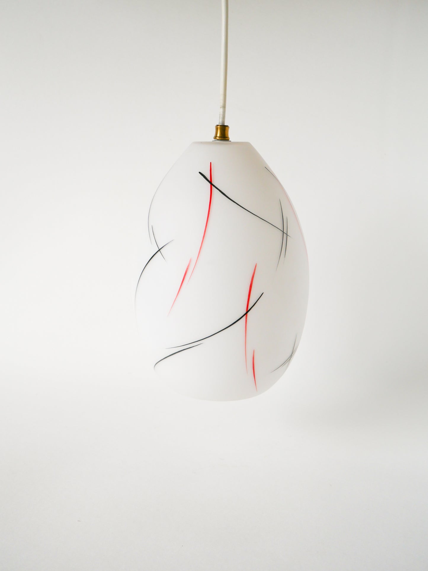 Suspension ovale en opaline Mat, formes libres, Blanc Noir et Rouge, Design Scandinave, 1960