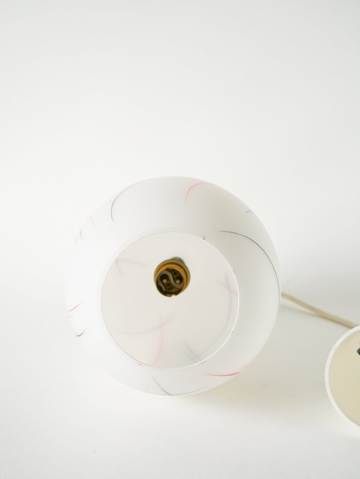 Suspension ovale en opaline Mat, formes libres, Blanc Noir et Rouge, Design Scandinave, 1960