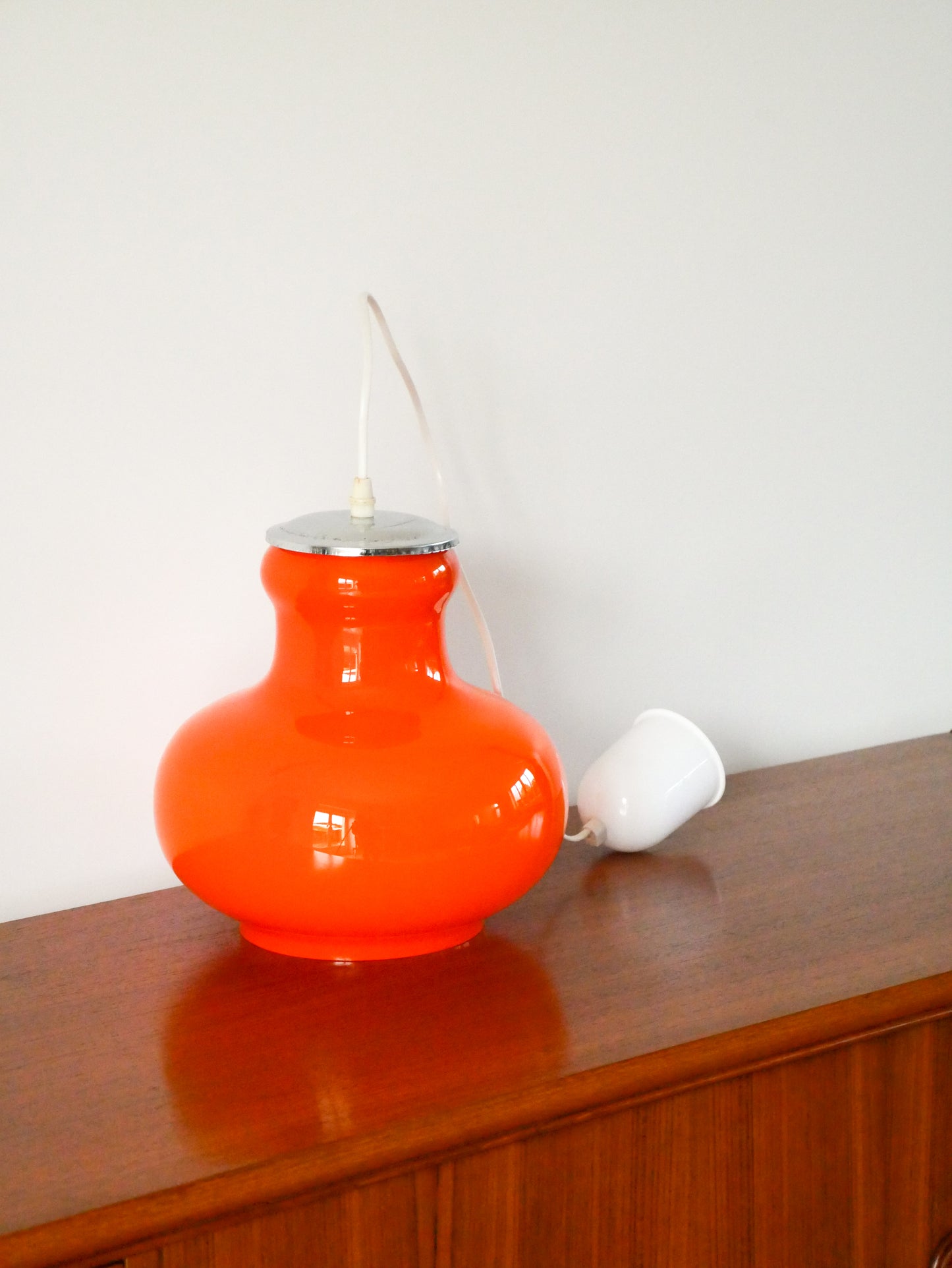 Suspension en opaline et chrome, Orange, Design, 1970