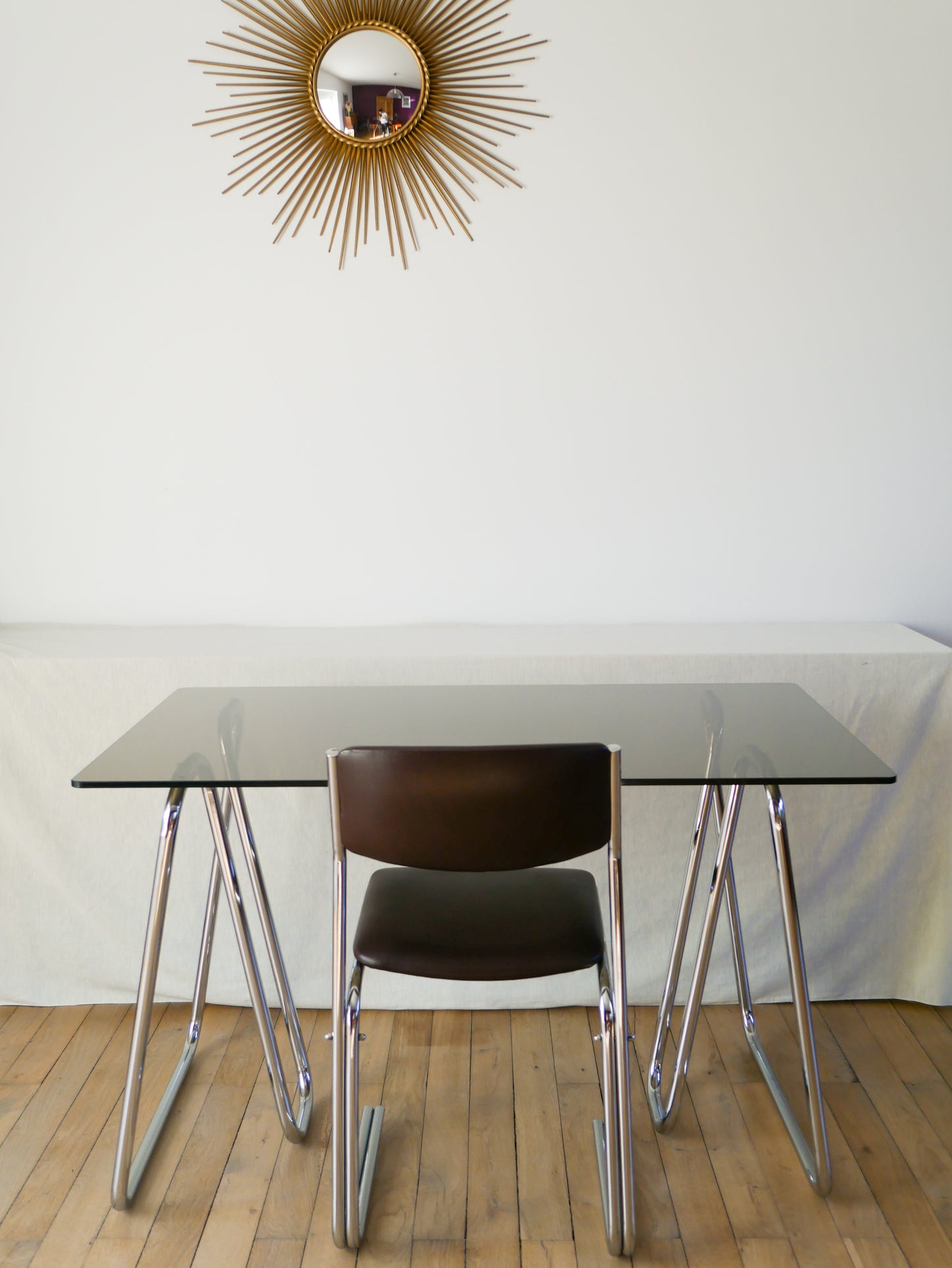 Bureau en verre fumé et sur trétaux tubulaires en chrome design 1970