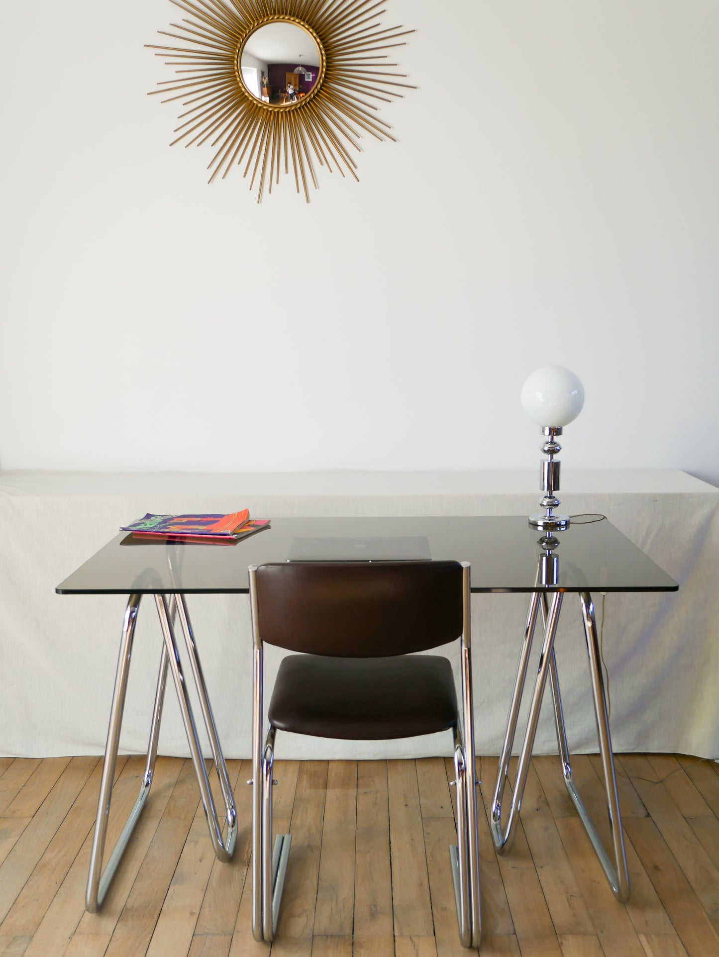 Bureau en verre fumé et sur trétaux tubulaires en chrome design 1970