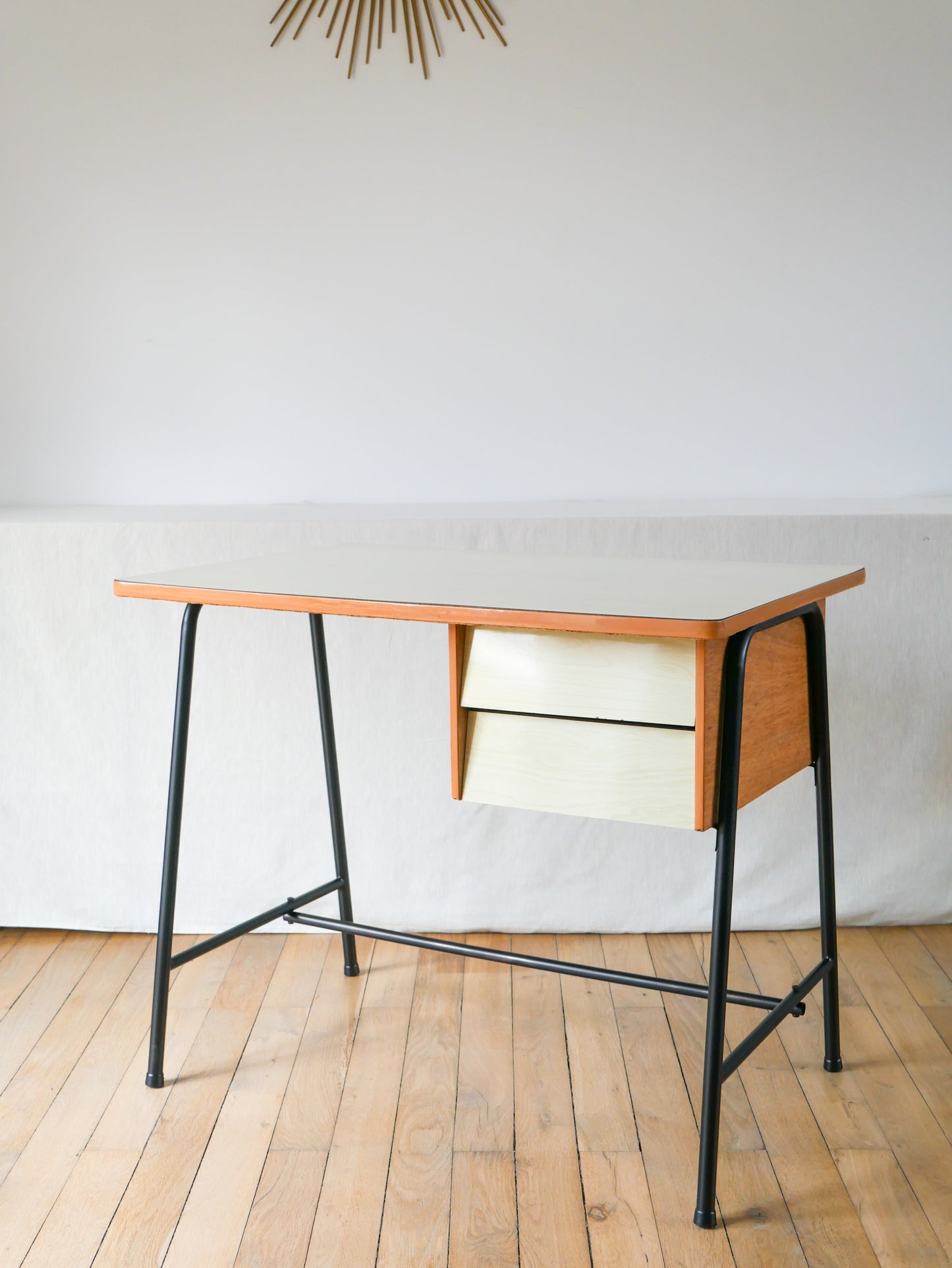 Bureau en formica, hêtre et métal noir, Design Moderniste, 1960