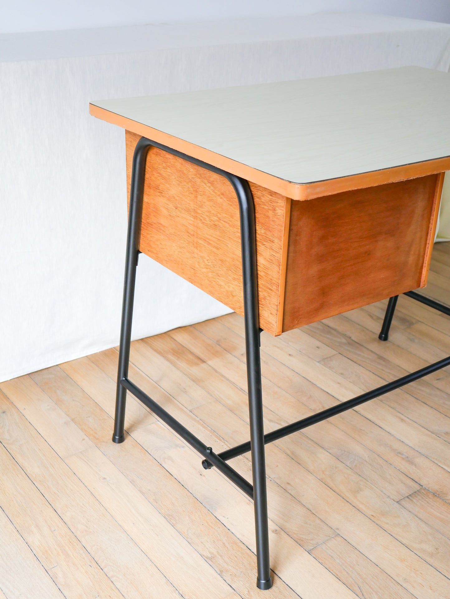 Bureau en formica, hêtre et métal noir, Design Moderniste, 1960