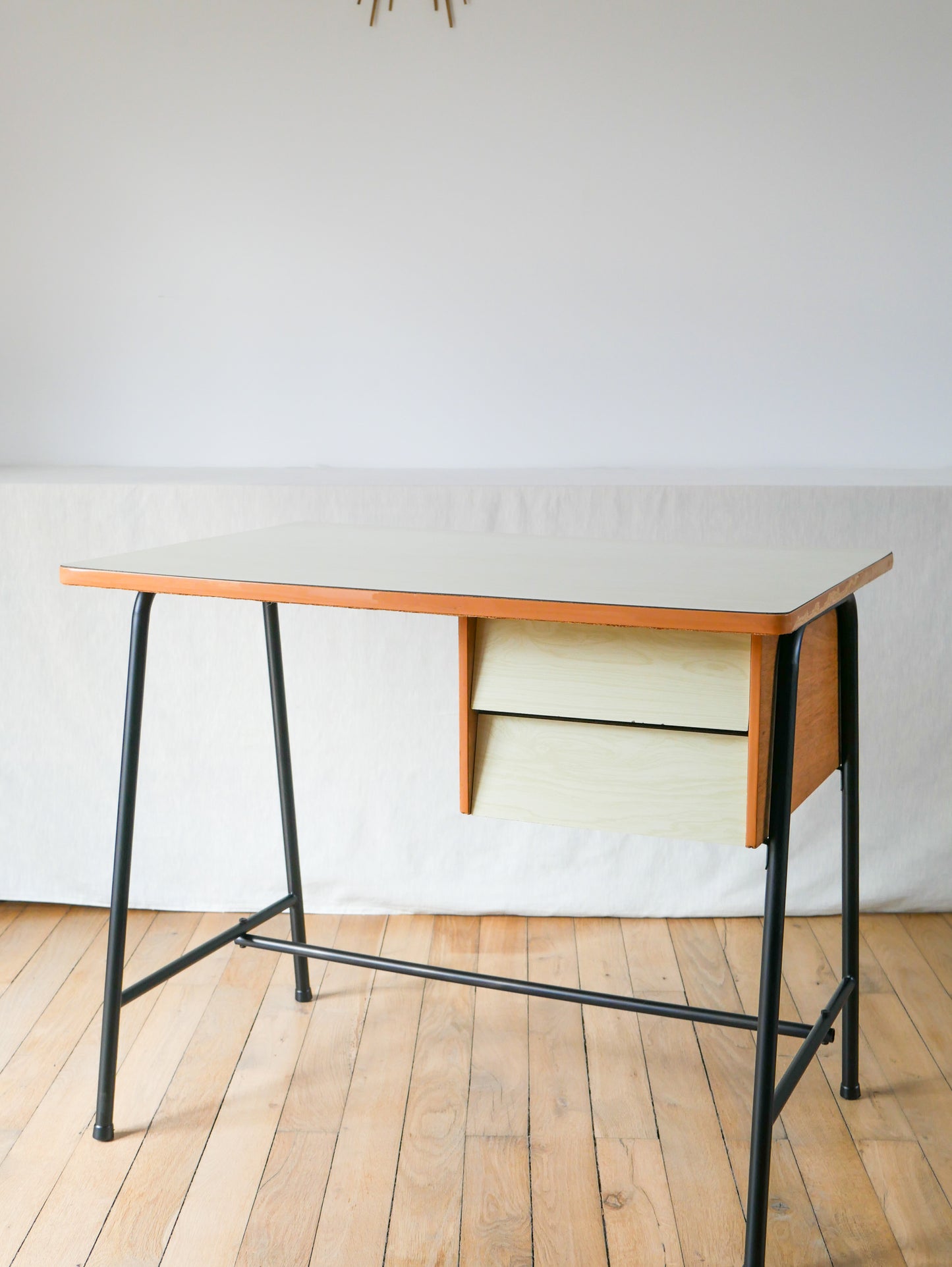 Bureau en formica, hêtre et métal noir, Design Moderniste, 1960