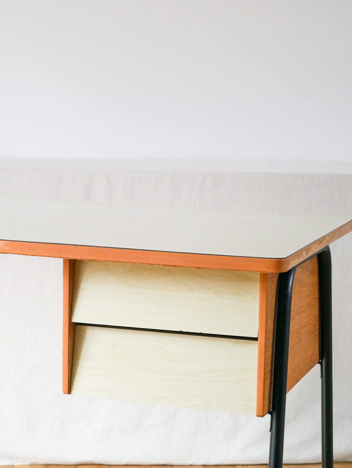 Bureau en formica, hêtre et métal noir, Design Moderniste, 1960