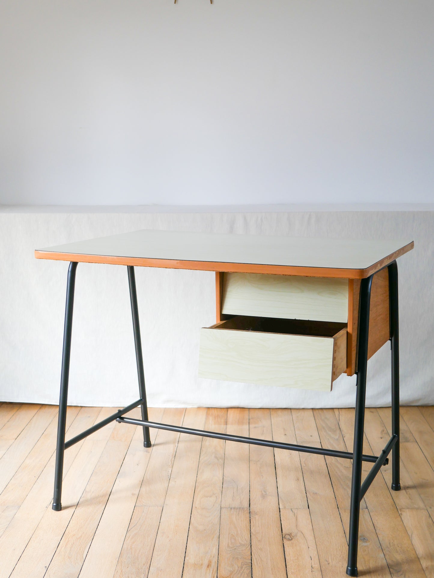 Bureau en formica, hêtre et métal noir, Design Moderniste, 1960