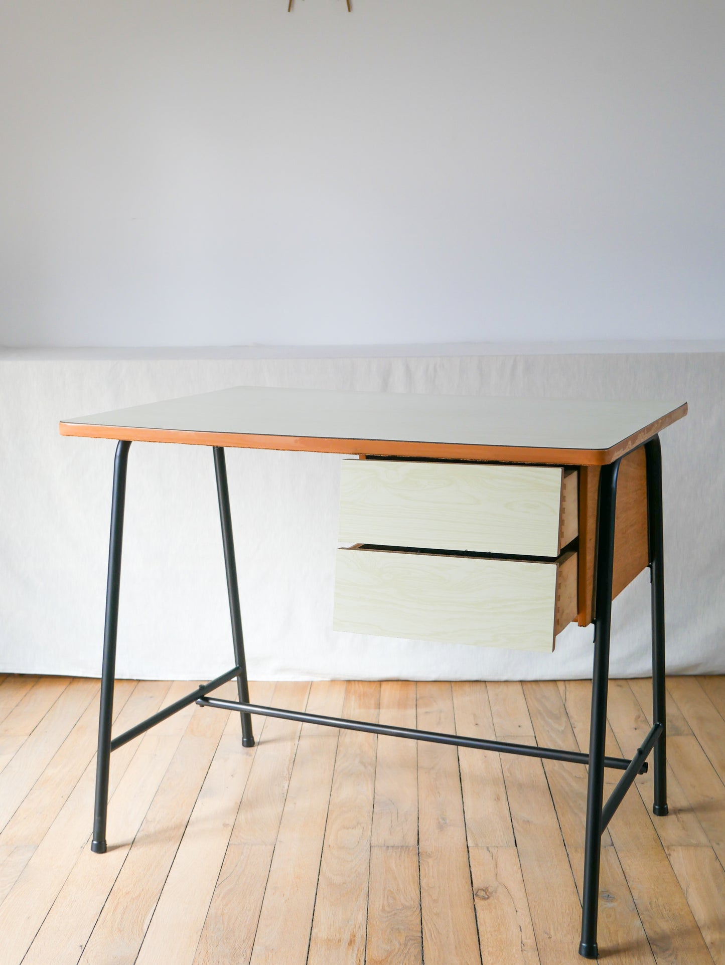 Bureau en formica, hêtre et métal noir, Design Moderniste, 1960