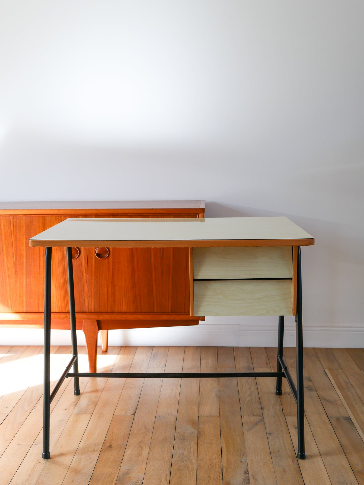 Bureau en formica, hêtre et métal noir, Design Moderniste, 1960