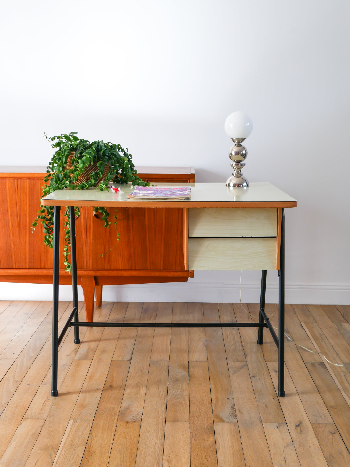 Bureau en formica, hêtre et métal noir, Design Moderniste, 1960