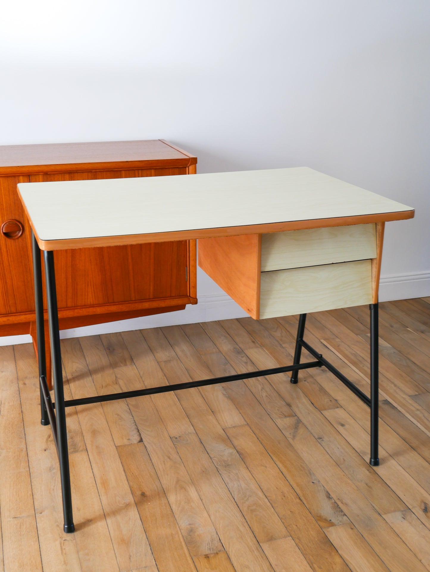 Bureau en formica, hêtre et métal noir, Design Moderniste, 1960