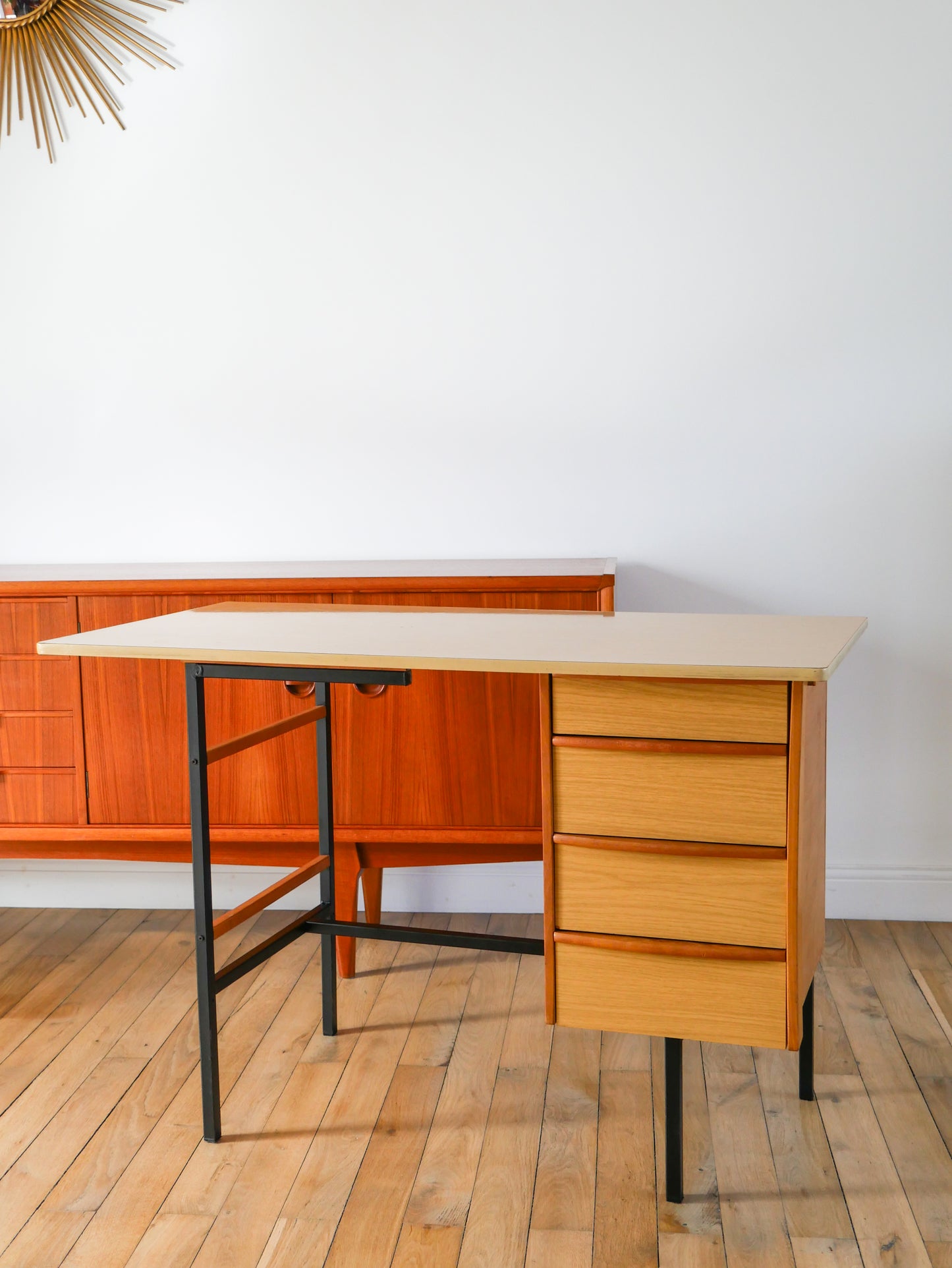 Bureau en formica, hêtre et métal noir, Design Moderniste, 1960